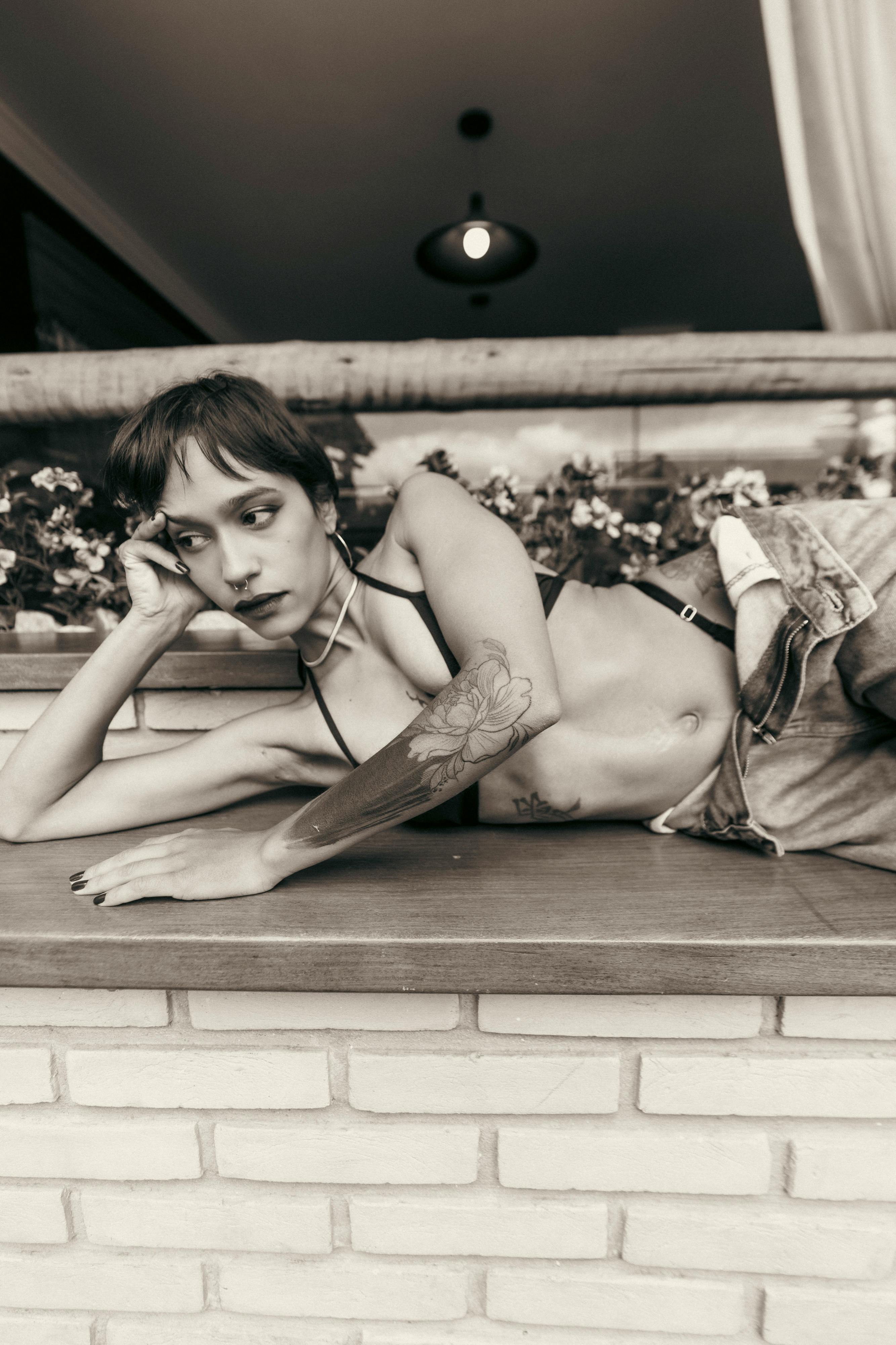 Gratis arkivbilde med # innendørs, arm tatovering, avslappet Arkivbilde