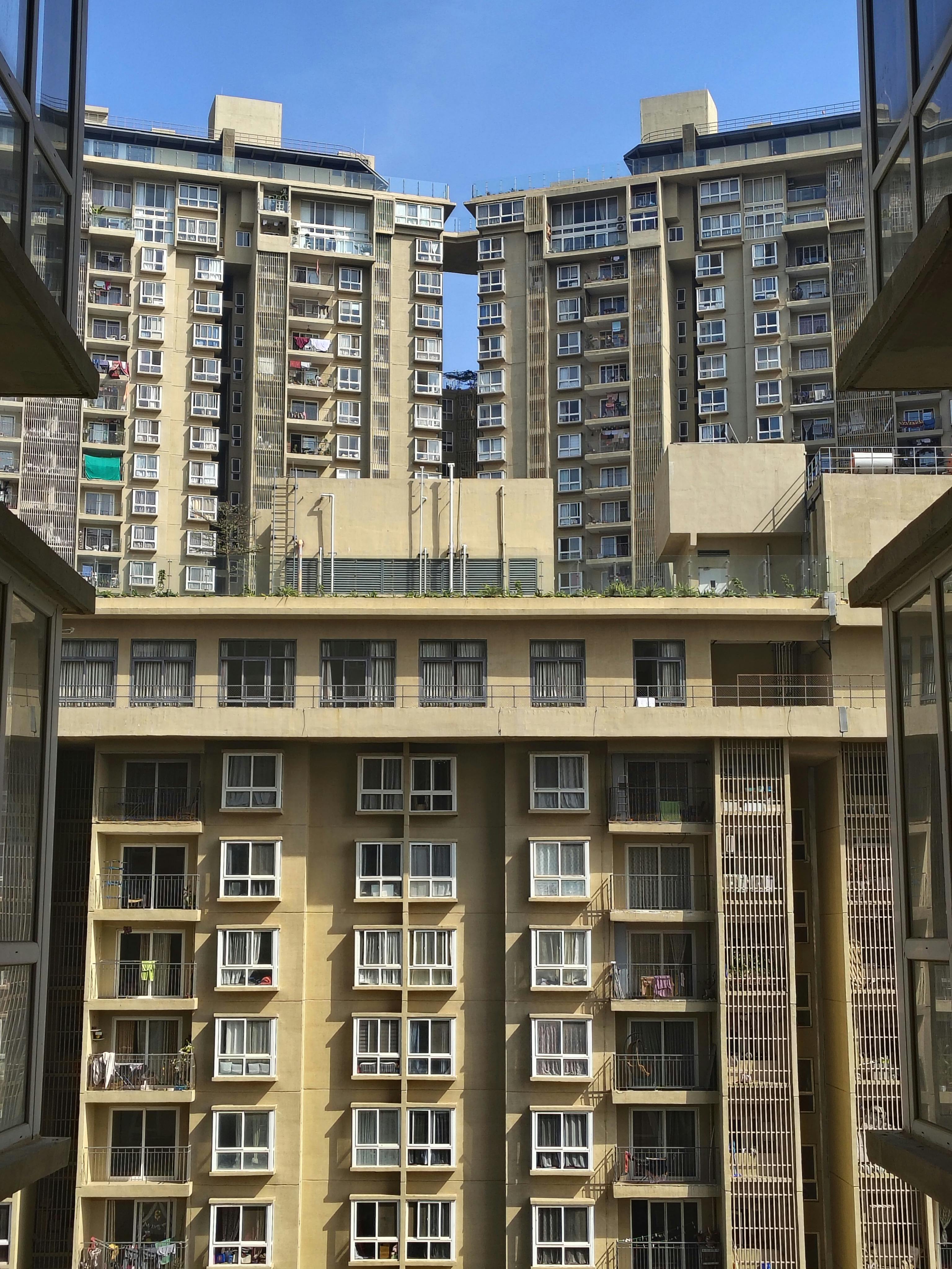 無料 インドのバンガロールにある高層アパート。近代的な住宅建築を展示しています。 写真素材