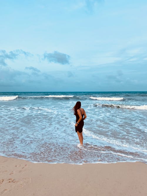 Wanita Berbaju Hitam Berjalan Di Pantai