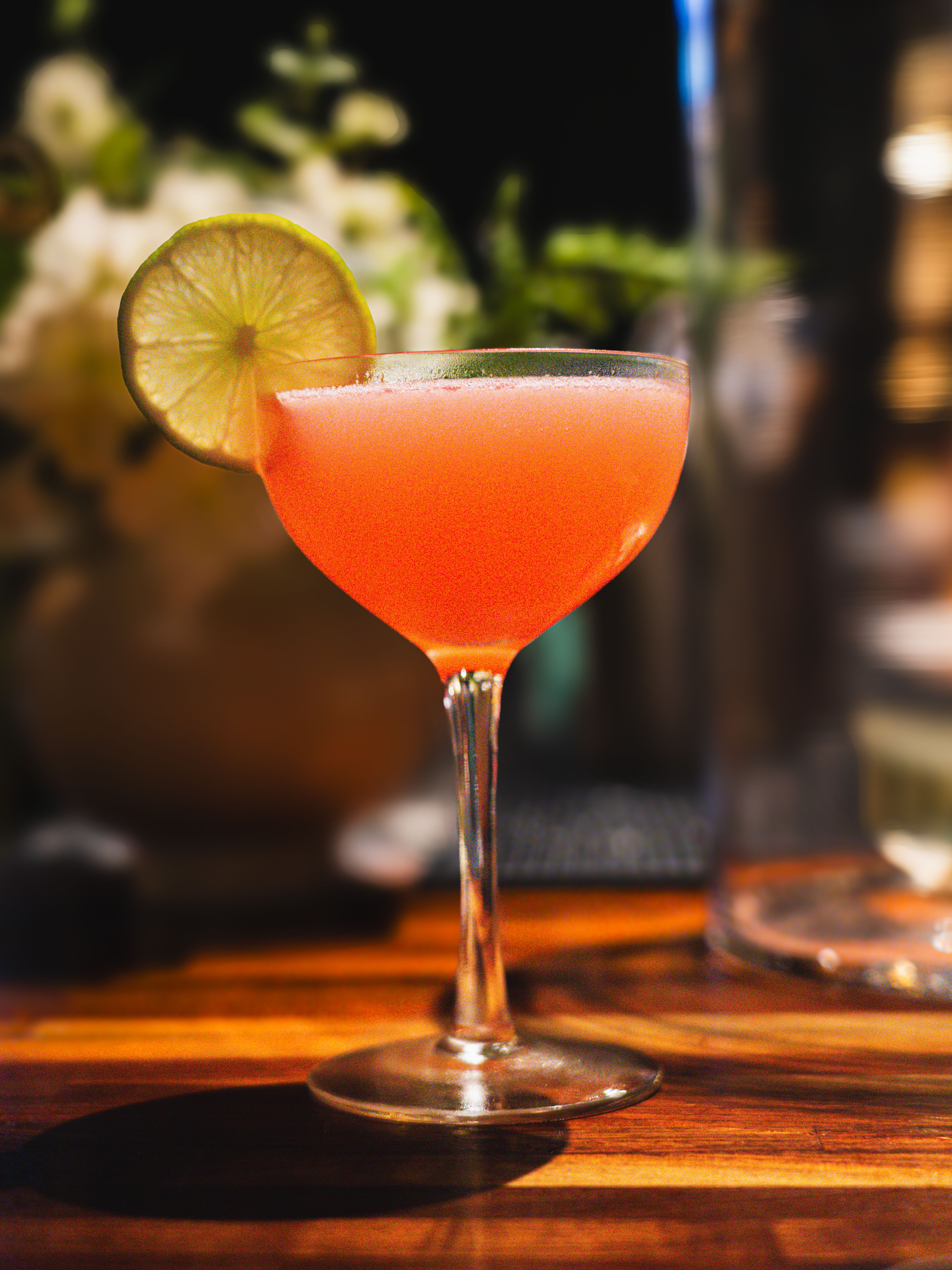 De franc Un deliciós còctel rosat amb una rodanxa de llima sobre una taula a Houston. Perfecte per a una vetllada refrescant. Foto d'estoc