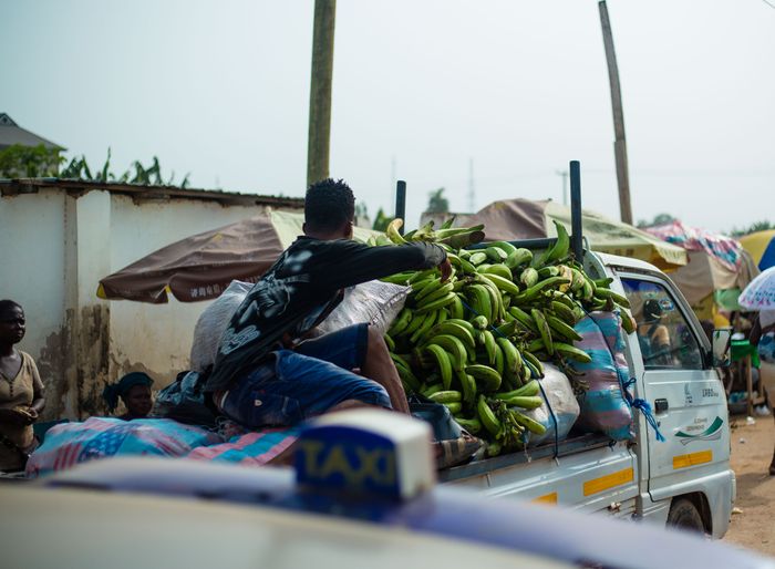 Camion chargé de plantains sur un marché d'Accra, Ghana