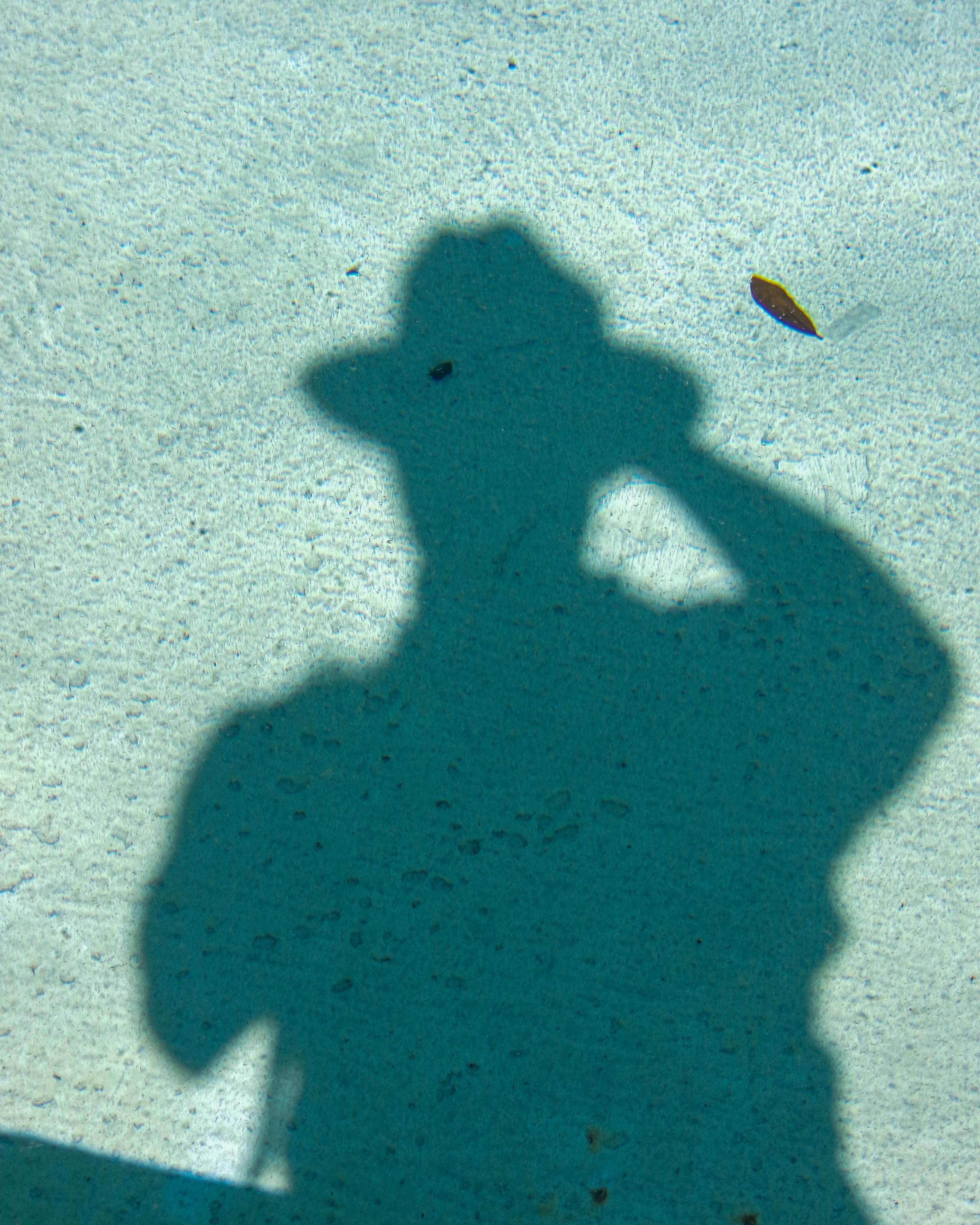 бесплатная Художественный теневой силуэт человека в шляпе на залитой солнцем поверхности, Хьюстон, Техас. Стоковое фото