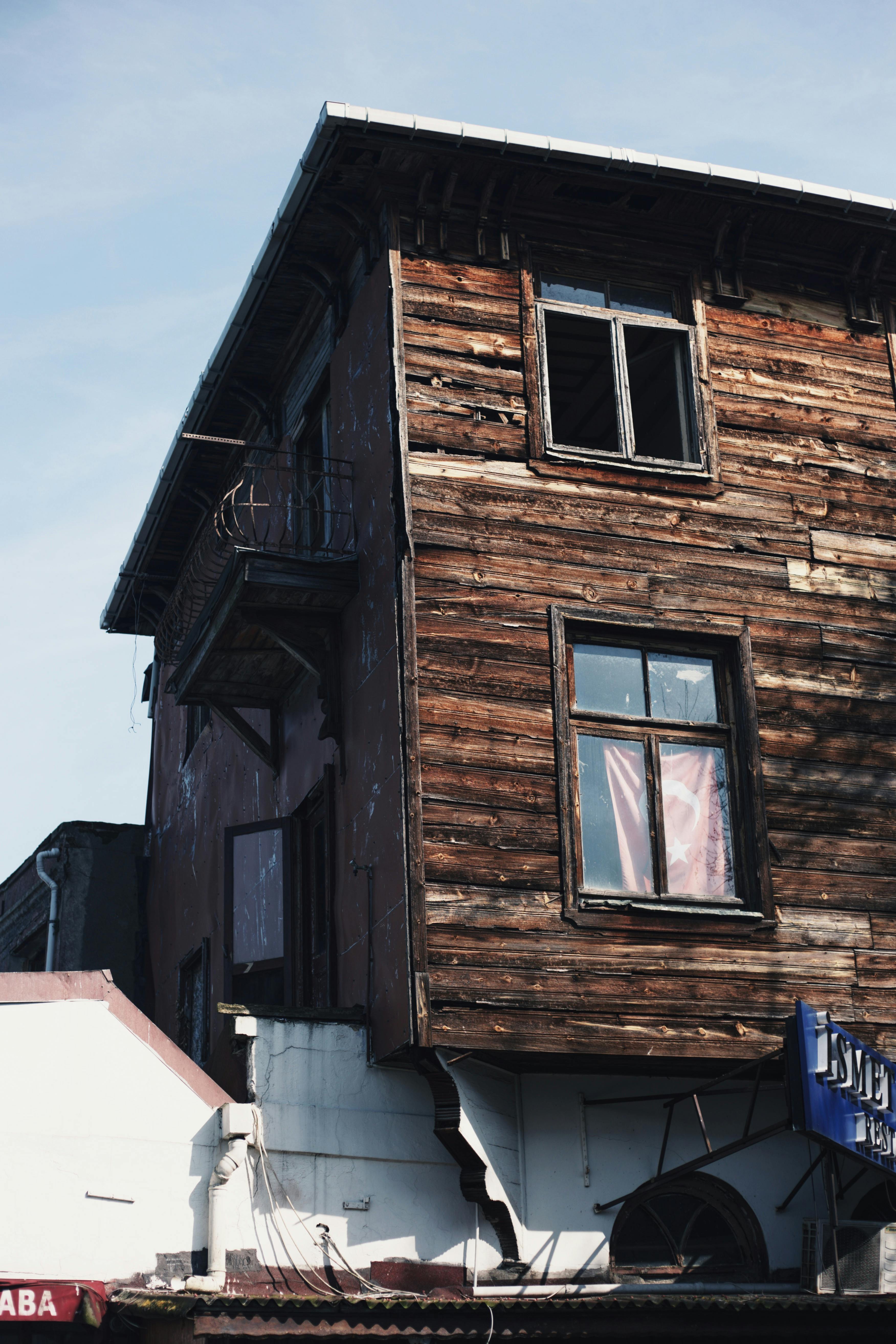 無料 イスタンブールのウスキュダルにある、ユニークな建築様式の古い木造住宅。歴史的な魅力を放っています。 写真素材