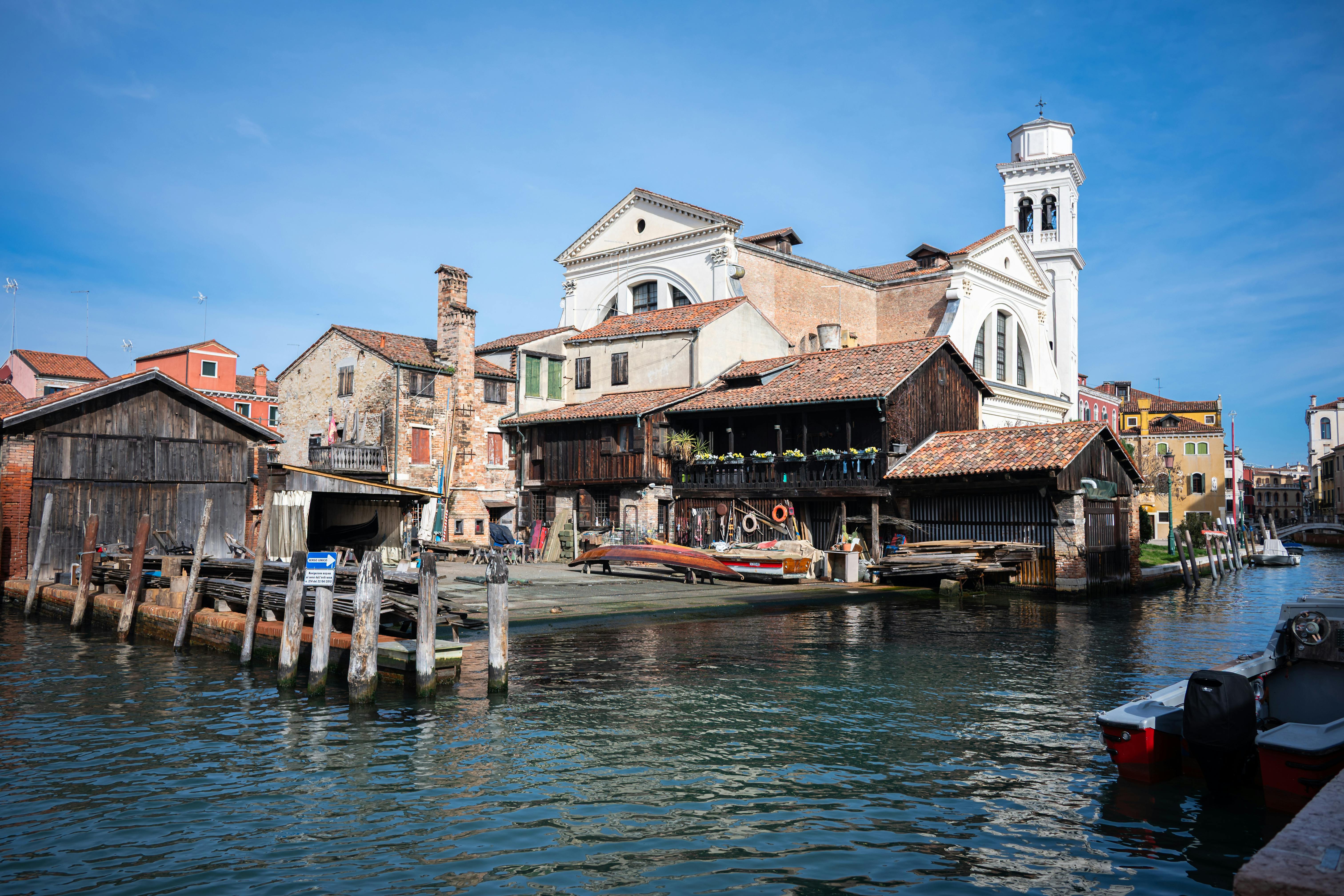 無料 静かな運河沿いに建つ歴史的なベネチア建築。素朴な魅力と時代を超えた美しさを誇ります。 写真素材