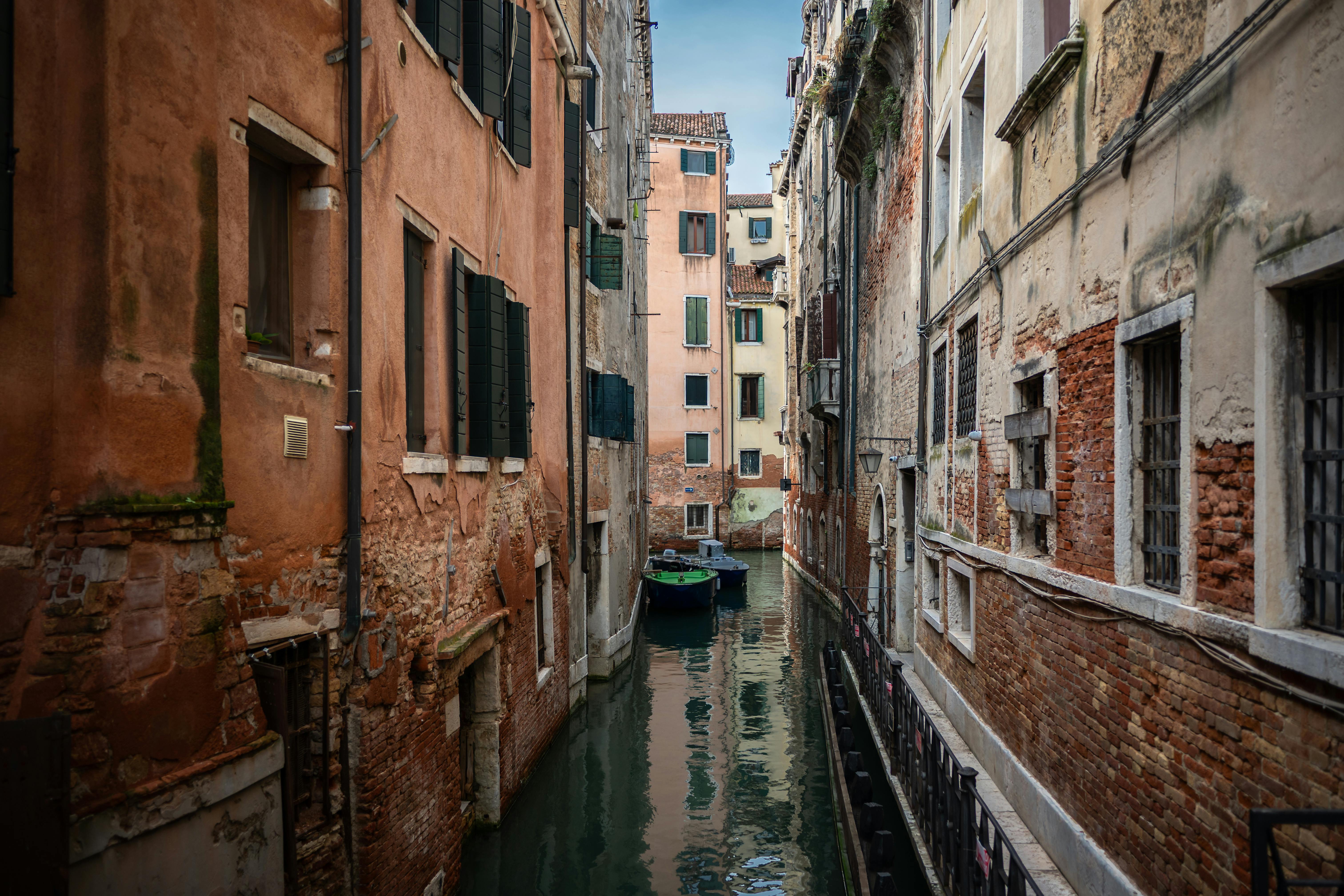 無料 色鮮やかな建物と静かな水路のある、イタリアのベニスの運河の美しい景色。 写真素材