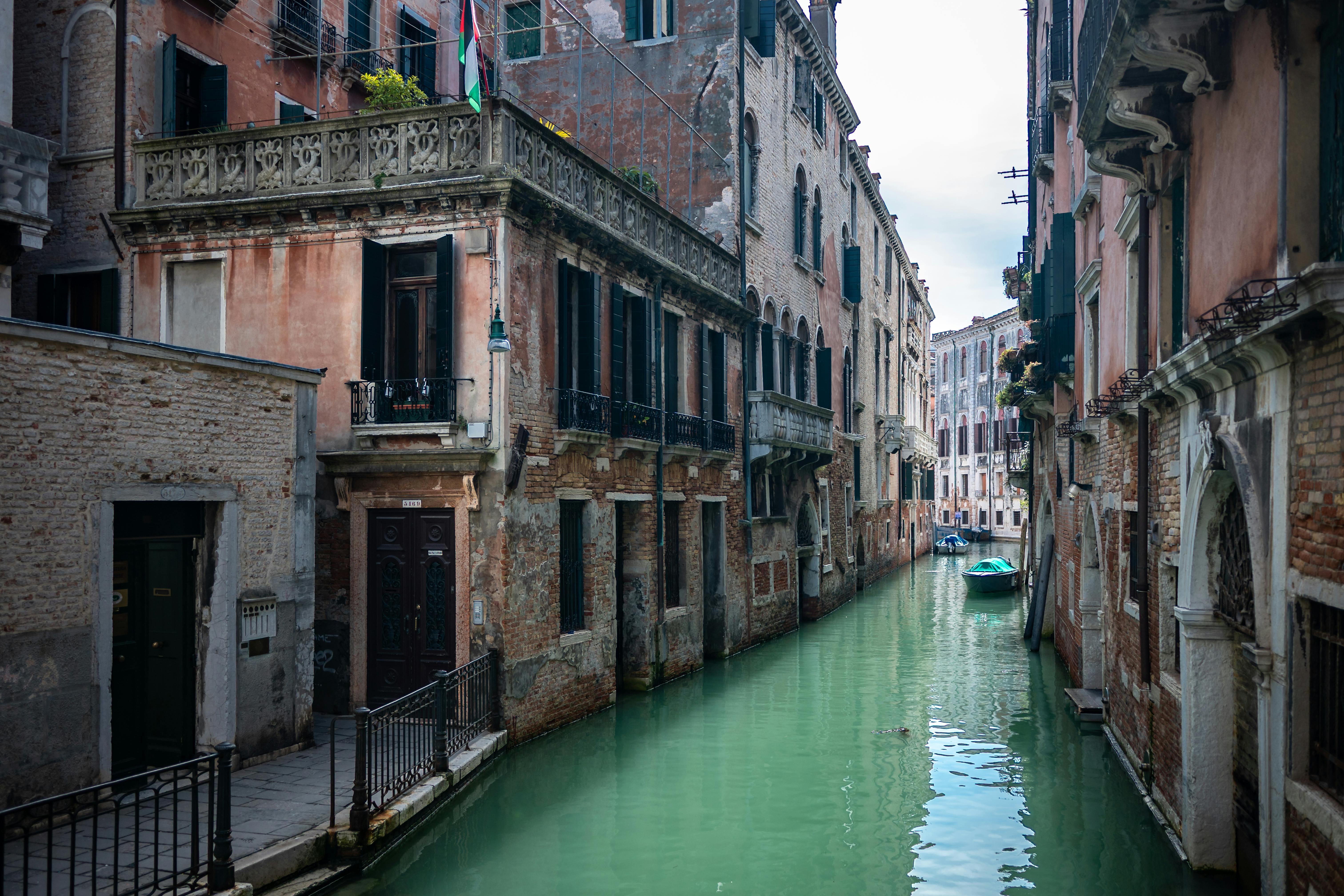 無料 歴史的な建築物と静かな雰囲気を備えた、イタリアのベニスにある絵のように美しい運河。 写真素材