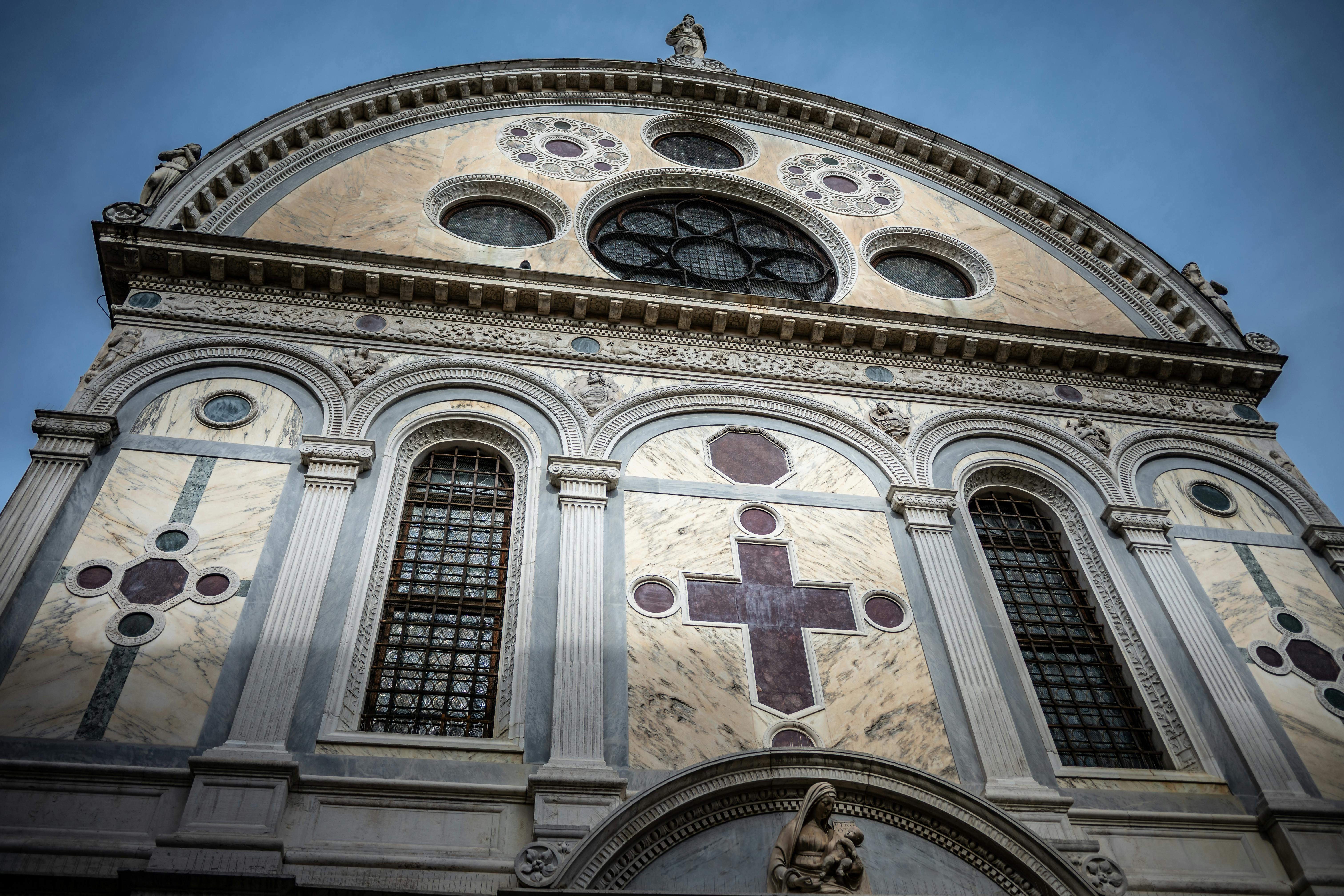 無料 イタリア、ベニスのサンタ・マリア・デイ・ミラーコリ教会のルネッサンス様式のファサードのドラマチックな眺め。 写真素材