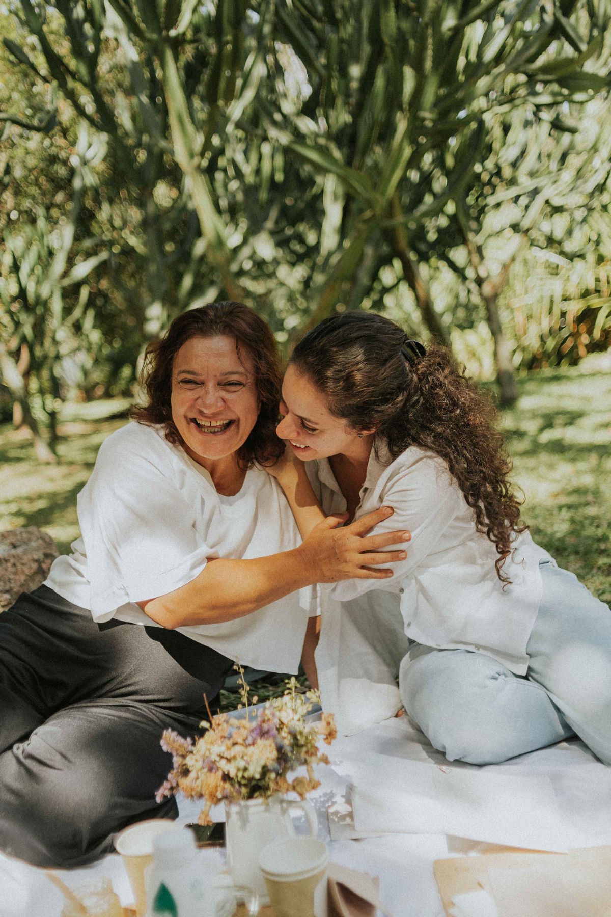 Madre e hija riendo juntas con cercanía y calidez