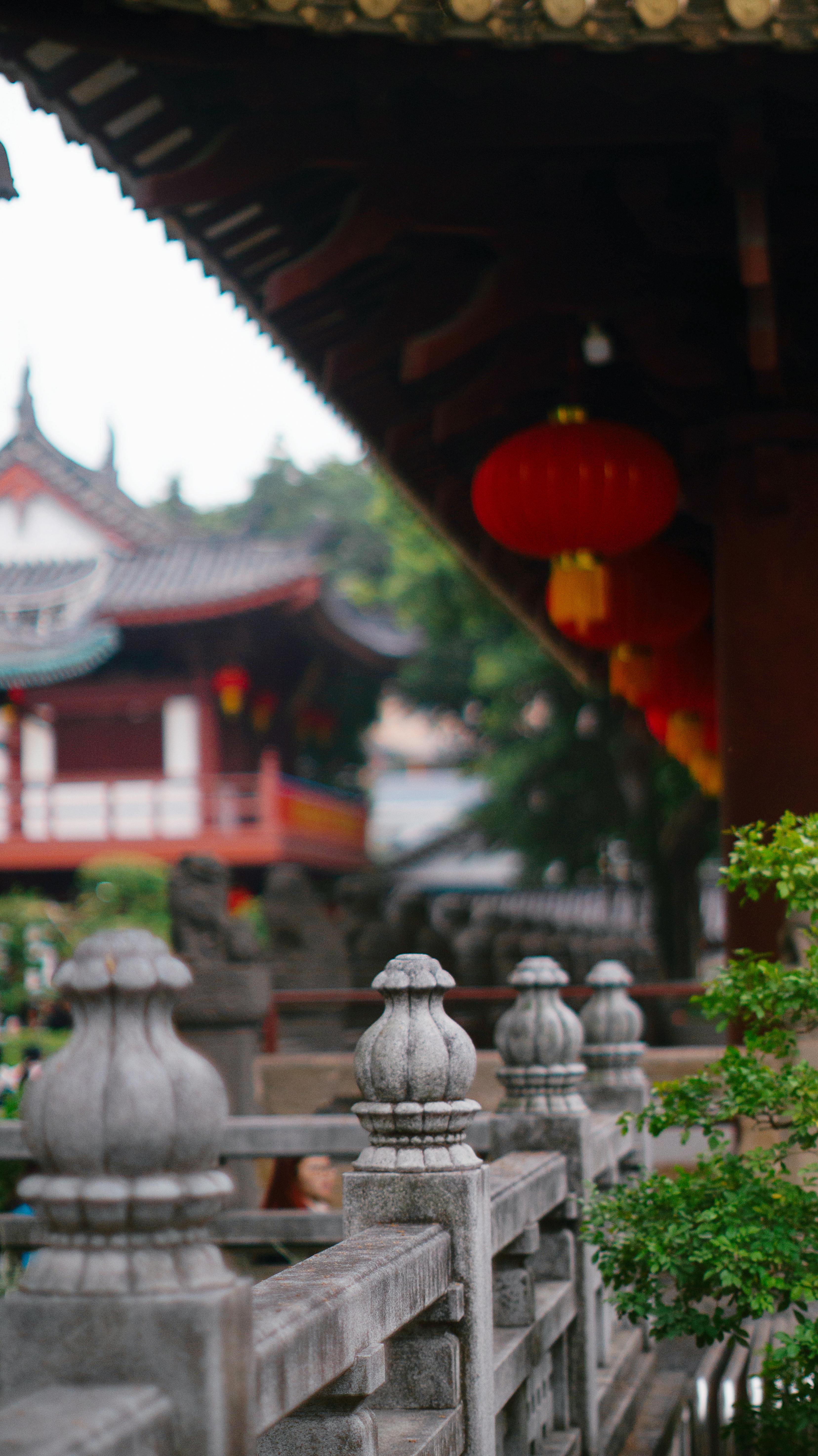 無料 鮮やかな赤い提灯が伝統的なアジアの建築風景を飾り、文化のエッセンスを捉えています。 写真素材