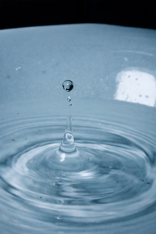Free Captivating high-speed photograph of a water drop causing ripples in Guayaquil, Ecuador. Stock Photo