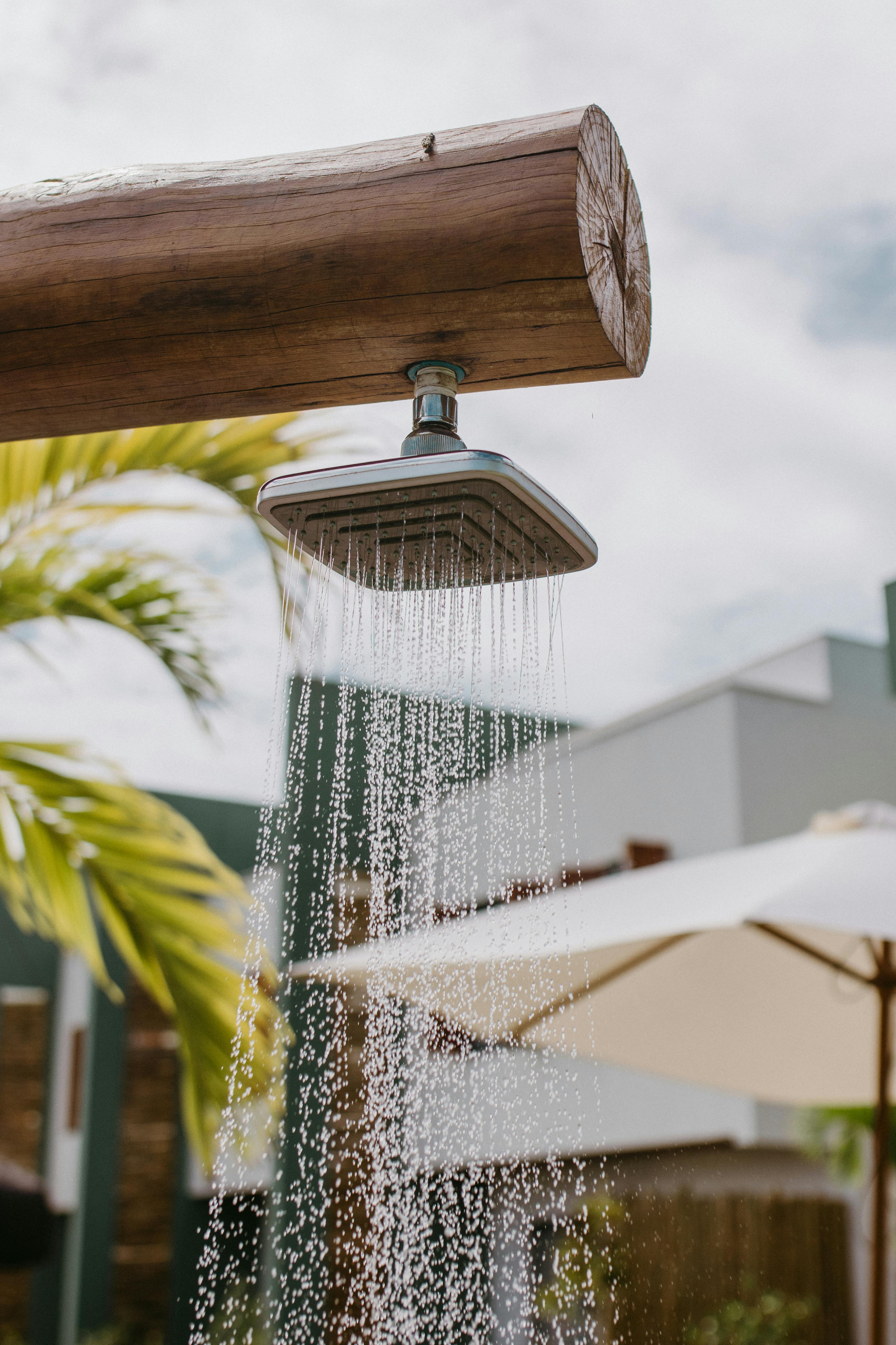 無料 ブラジル、バイーア州のトロピカルな雰囲気の中、水が流れる爽快な屋外シャワー。夏のリラックスに最適です。 写真素材