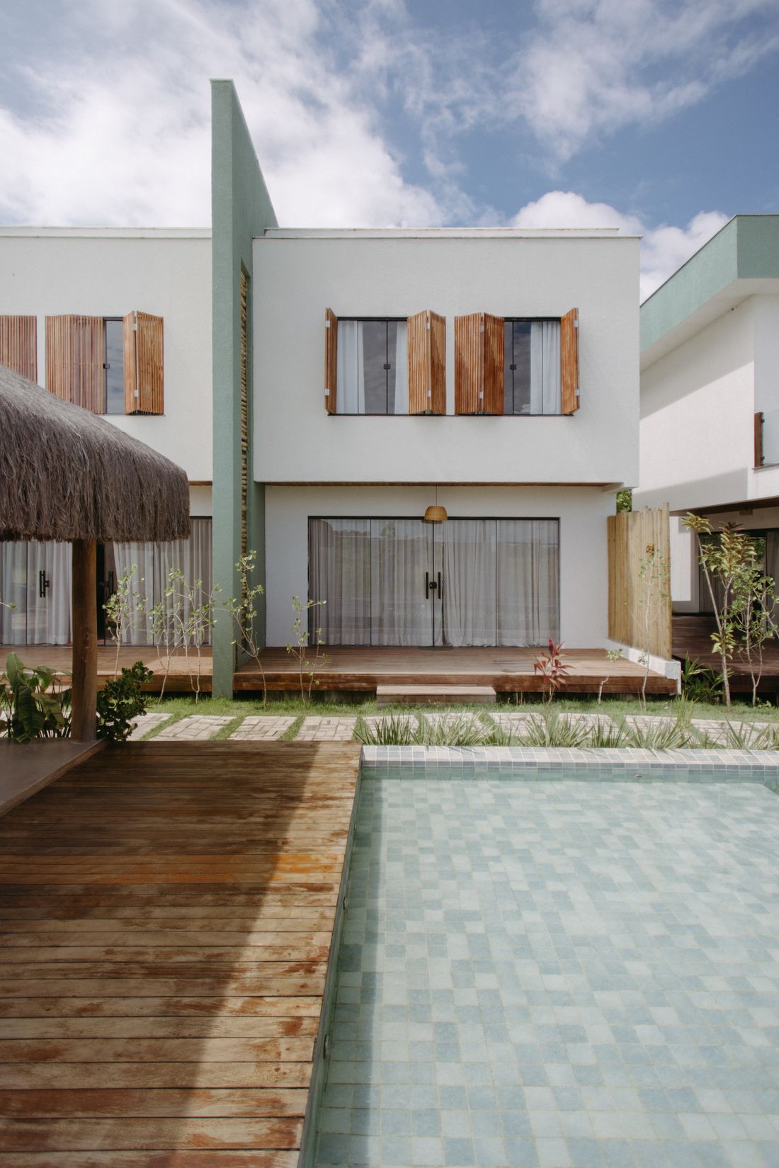 Piscina residencial junto a una vivienda en Bahía, Brasil. Fotografía ilustrativa; no es una obra propia.