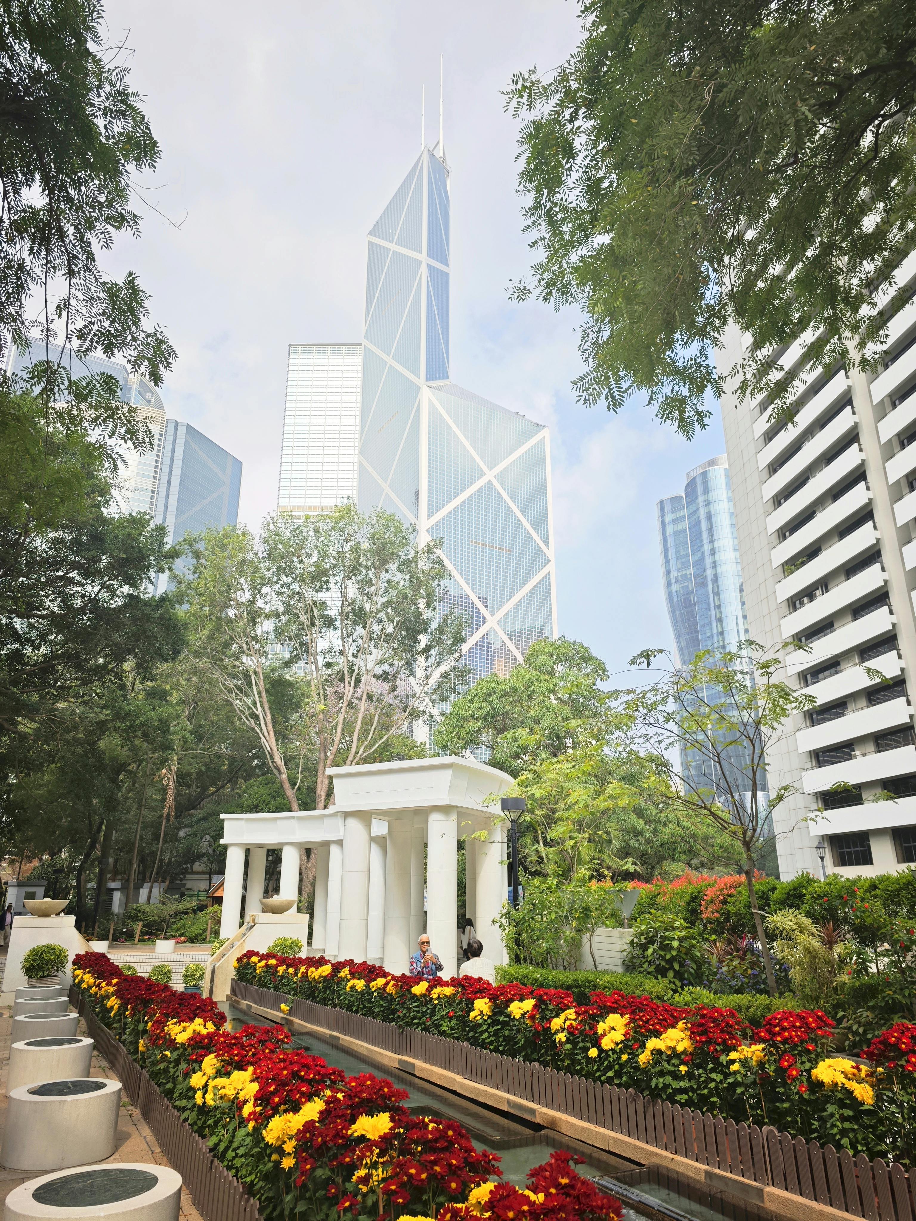 無料 香港島の近代的な高層ビルと活気ある庭園、自然と建築が融合した場所です。 写真素材