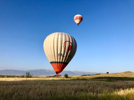 Hot-air balloon over travertines — Pamukkale