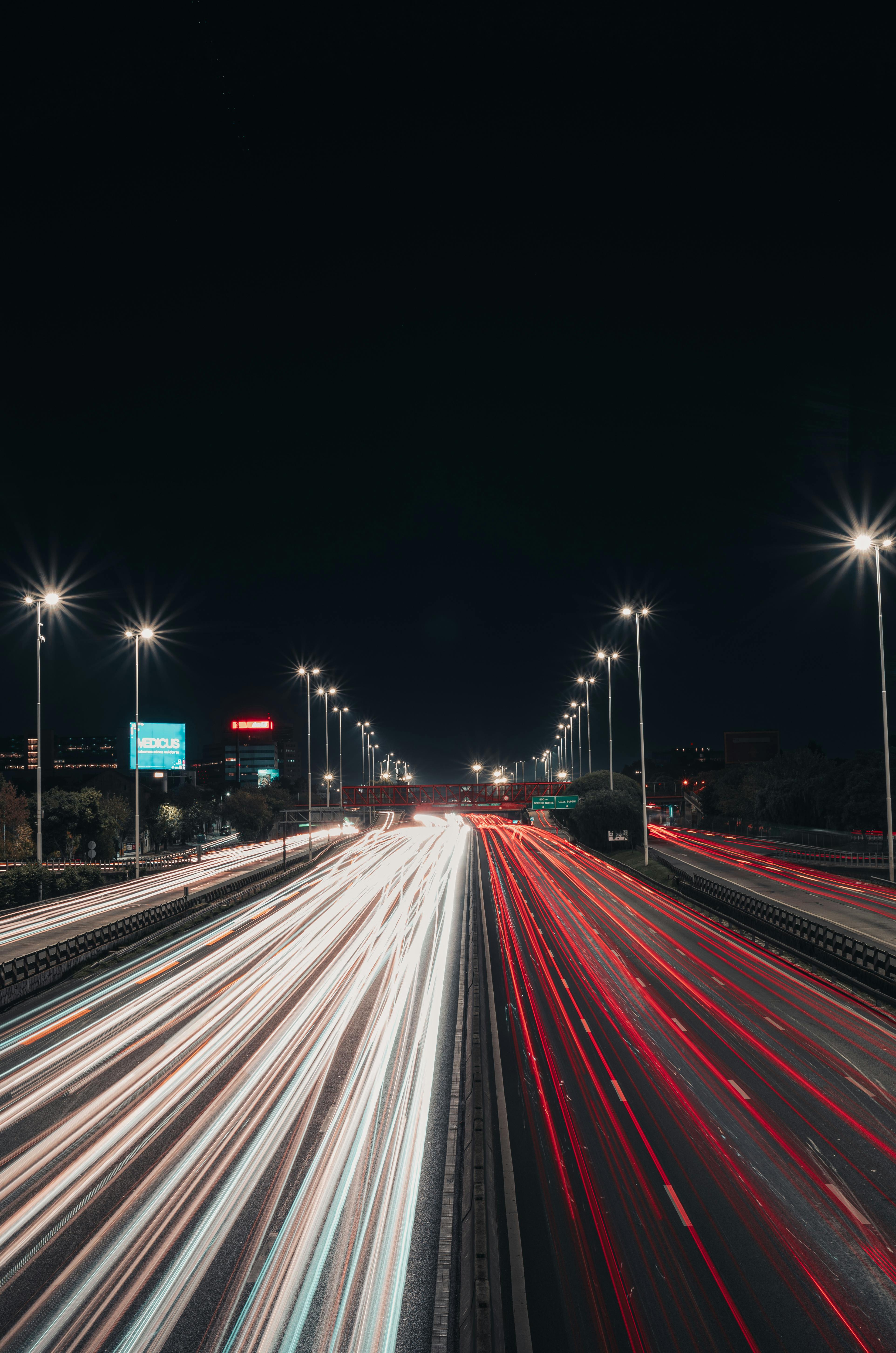 無料 ブエノスアイレスの高速道路の夜間の交通渋滞を長時間露光で撮影し、鮮やかな光の軌跡を捉えました。 写真素材