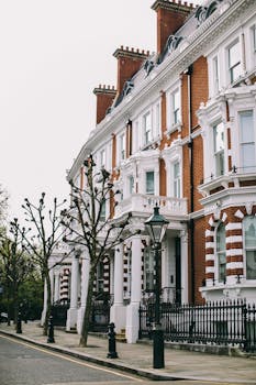 在伦敦一条安静的街道上，维多利亚式的排屋外墙精美，散发着经典的优雅