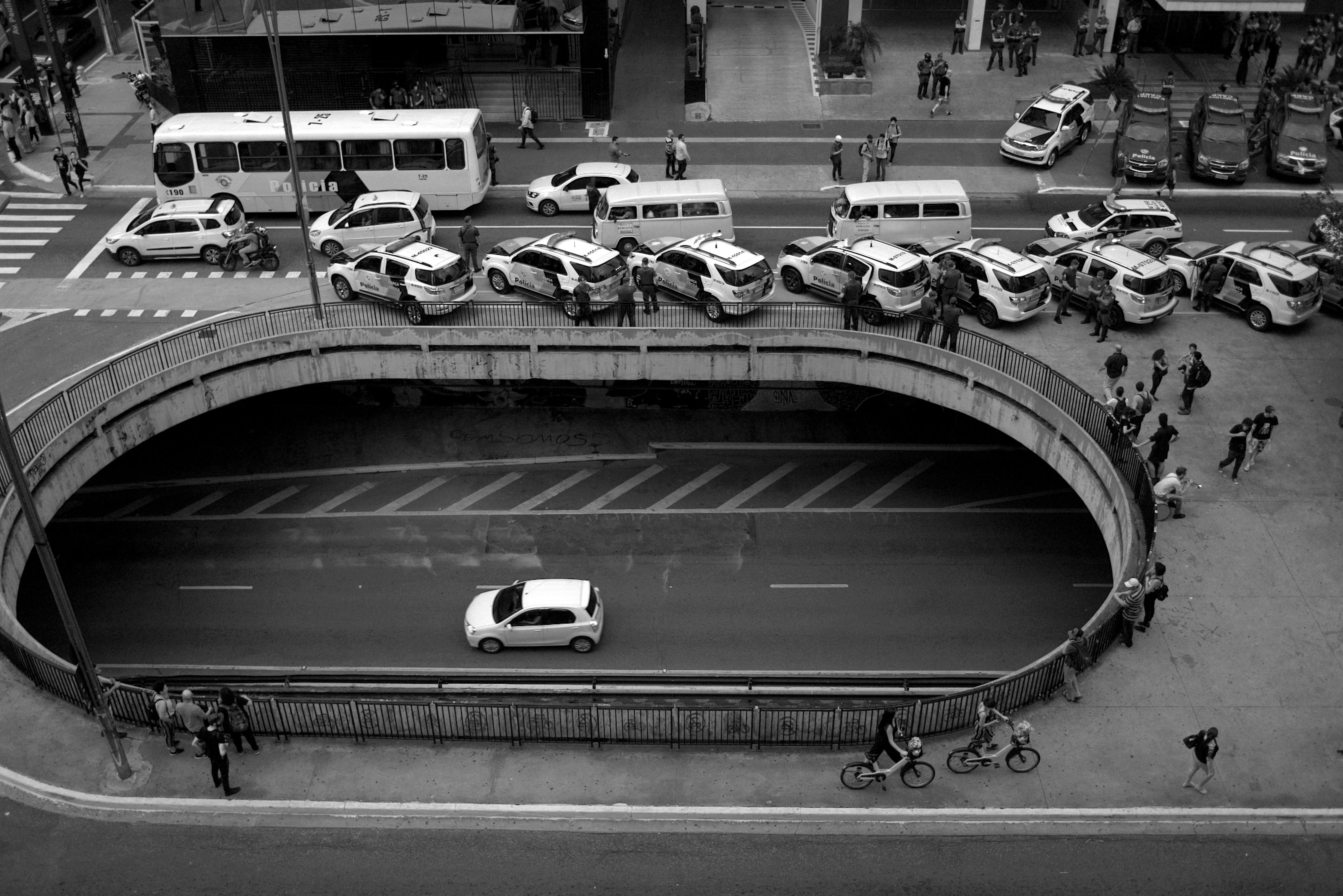 Gratuit Vue aérienne en noir et blanc du trafic urbain et d'un viaduc avec voitures et piétons. Photos