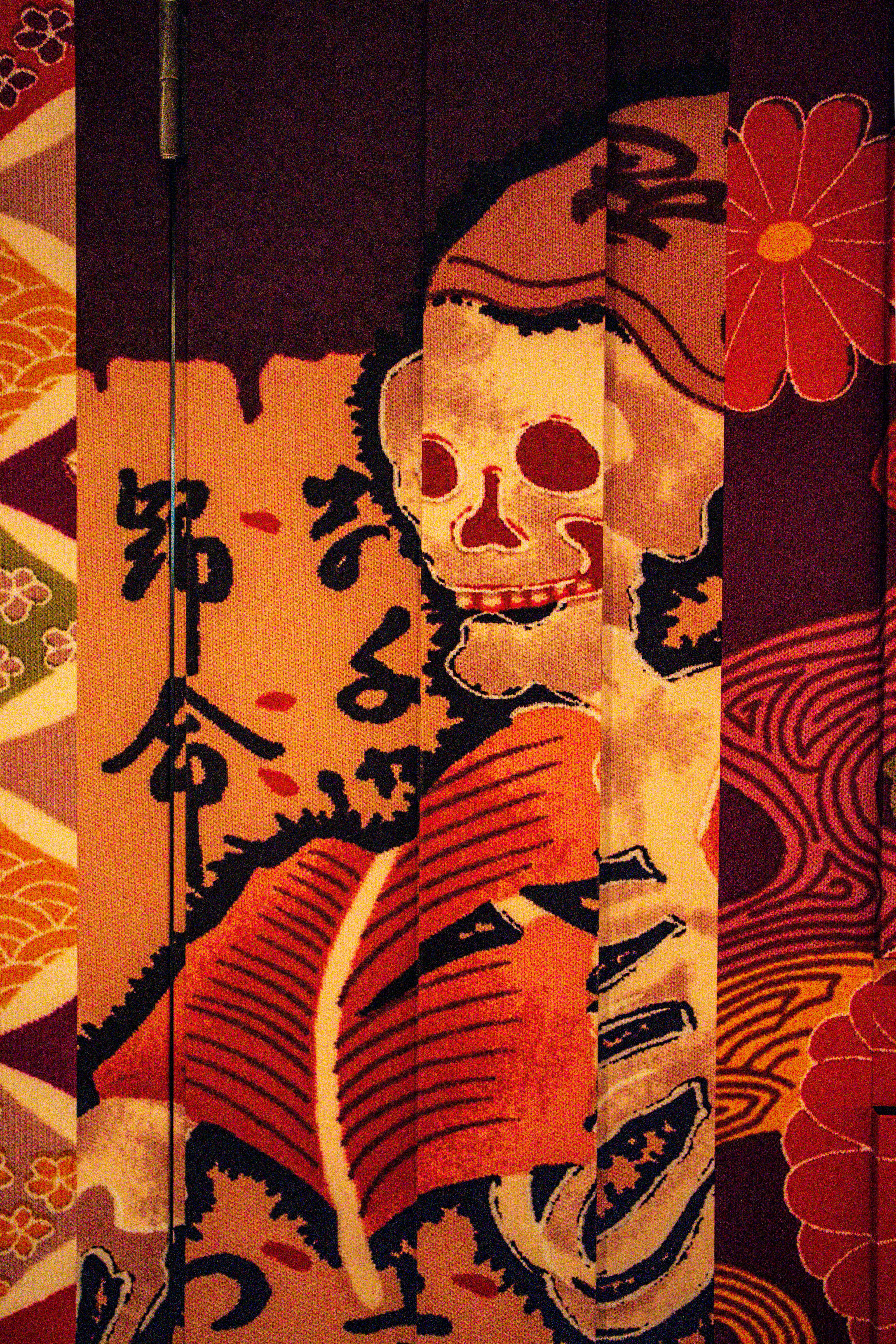 Gratis Vivace paravento giapponese con scheletro e motivi floreali, che mette in mostra l'estetica tradizionale. Foto a disposizione