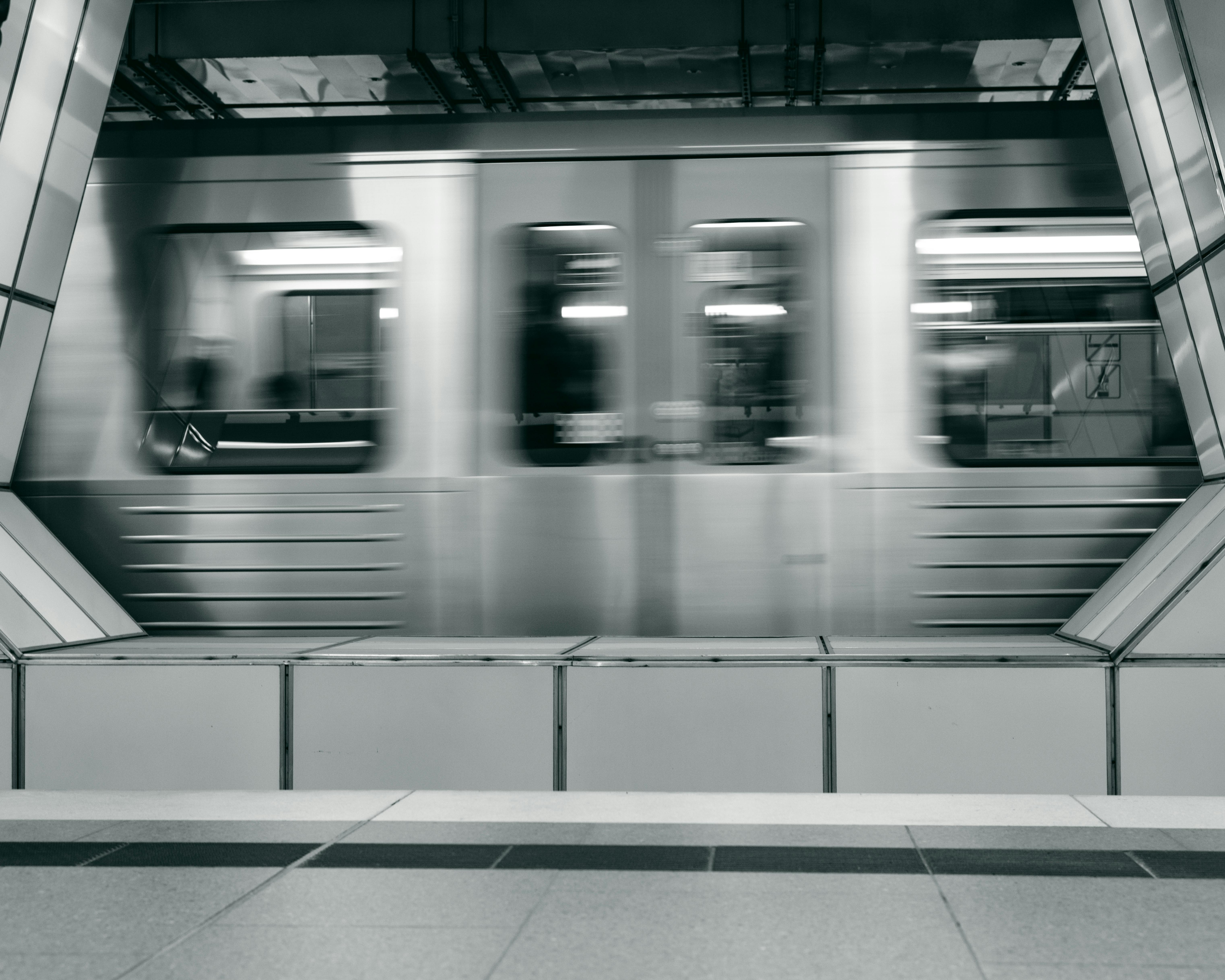 Kostenlos Verschwommene Bewegung eines U-Bahnzugs, der durch einen modernen Bahnhof fährt. Stock-Foto