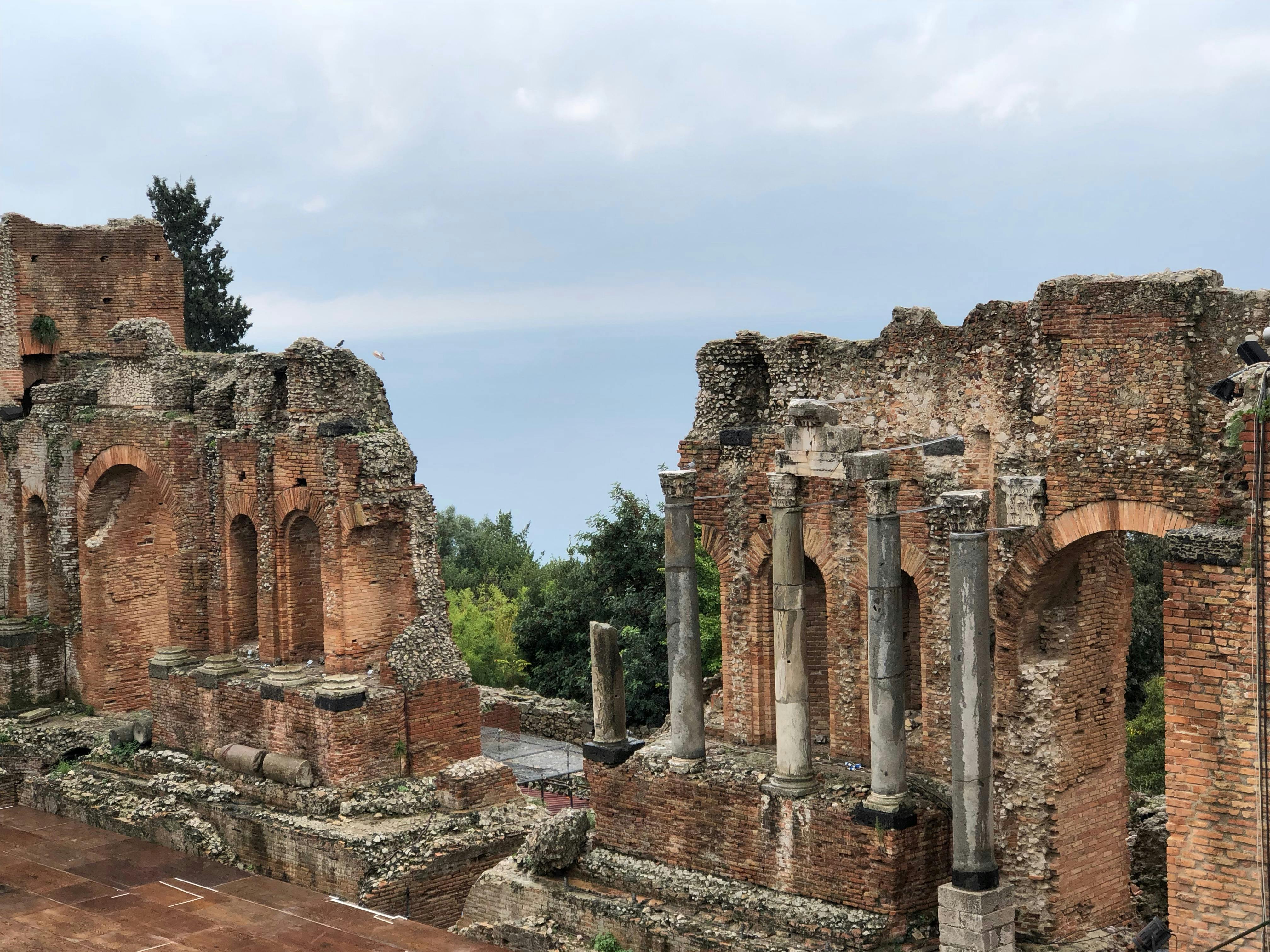 Gratis Jelajahi reruntuhan bersejarah Teater Yunani di Taormina, Sisilia, yang menampilkan arsitektur kuno dan pemandangan menakjubkan. Foto Stok
