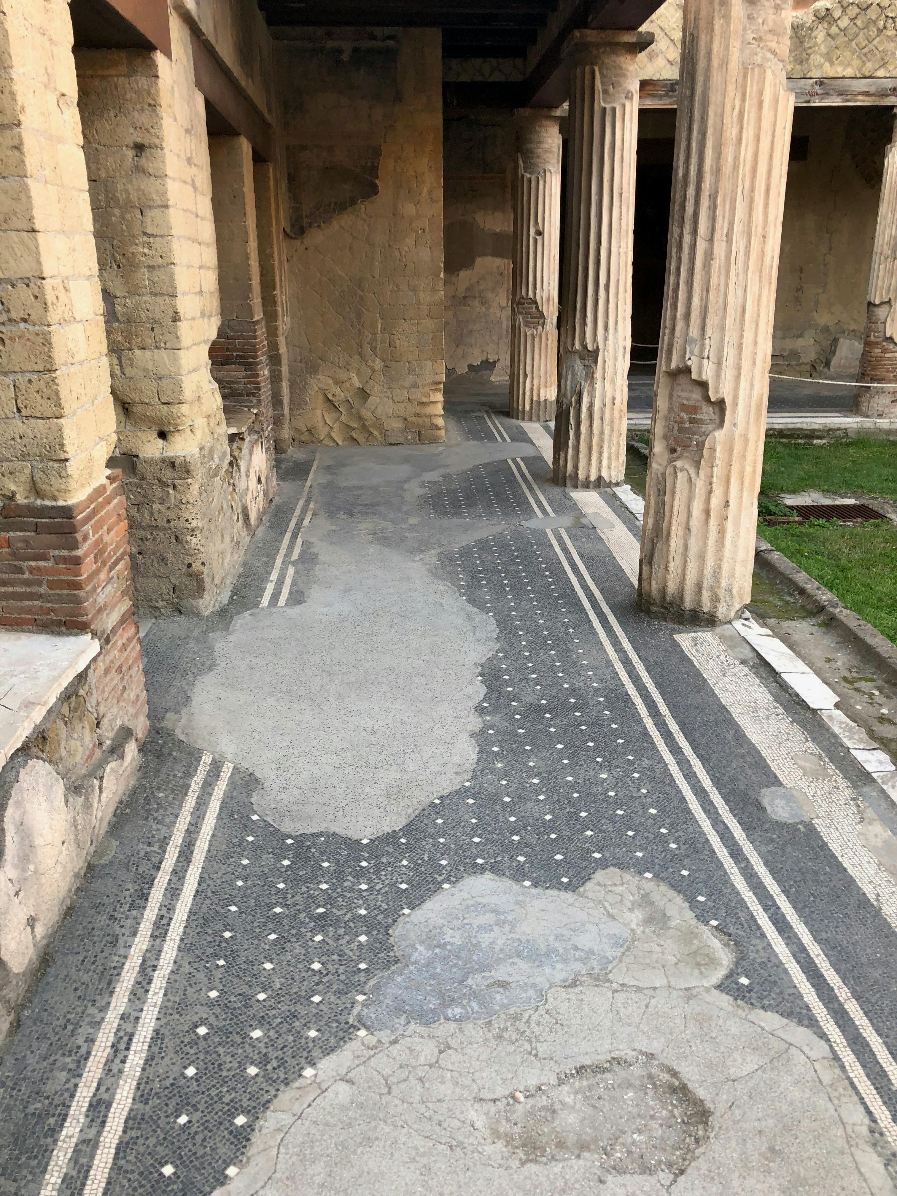 無料 イタリアのエルコラーノにある古代ローマのモザイク床と柱の詳細図。 写真素材