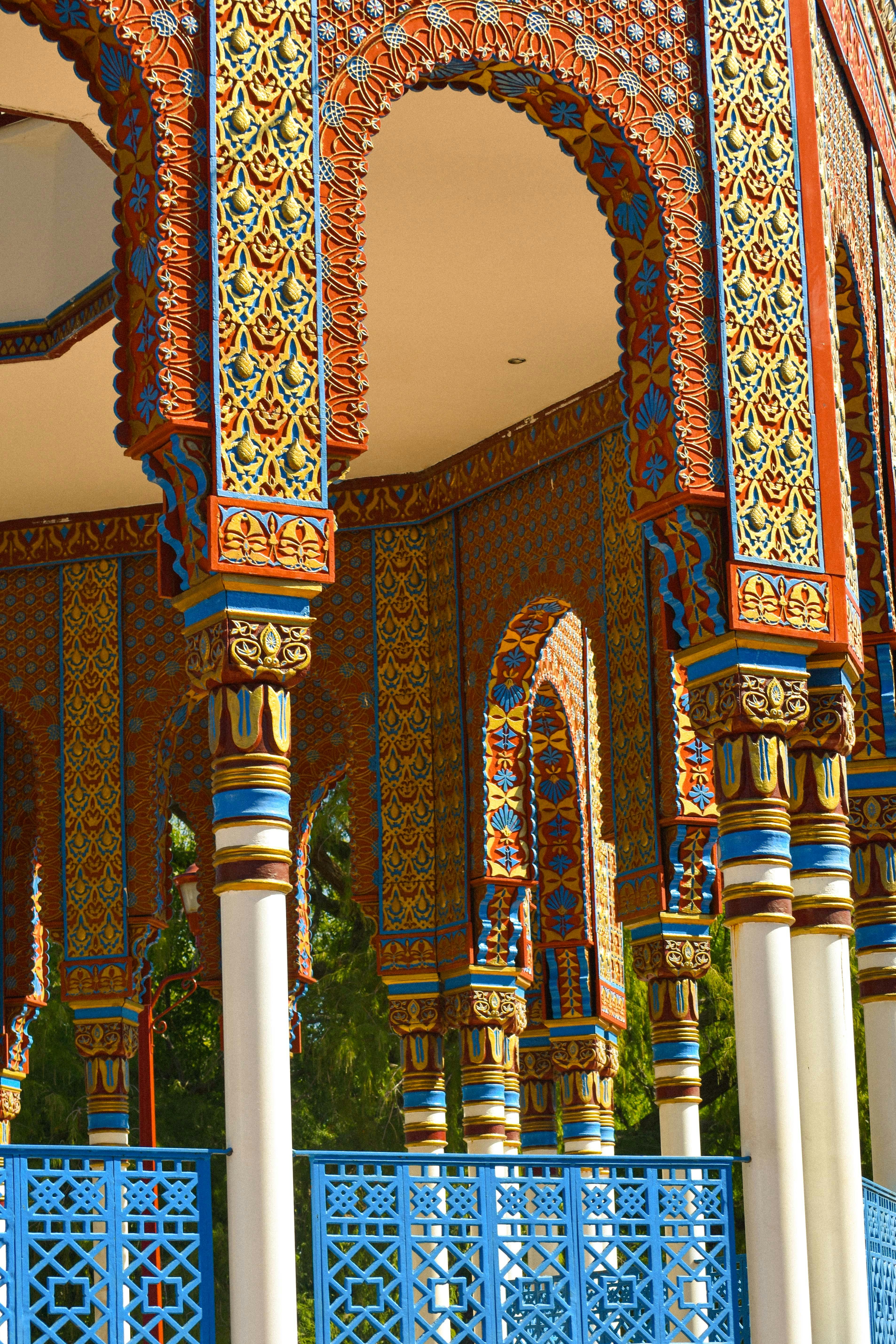 無料 ムーア様式の複雑な模様と鮮やかな色彩を特徴とする、美しく精巧な柱。 写真素材