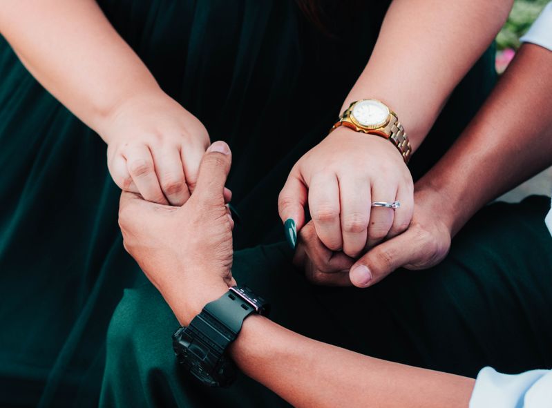 Online dating: starting a conversation on a niche platform