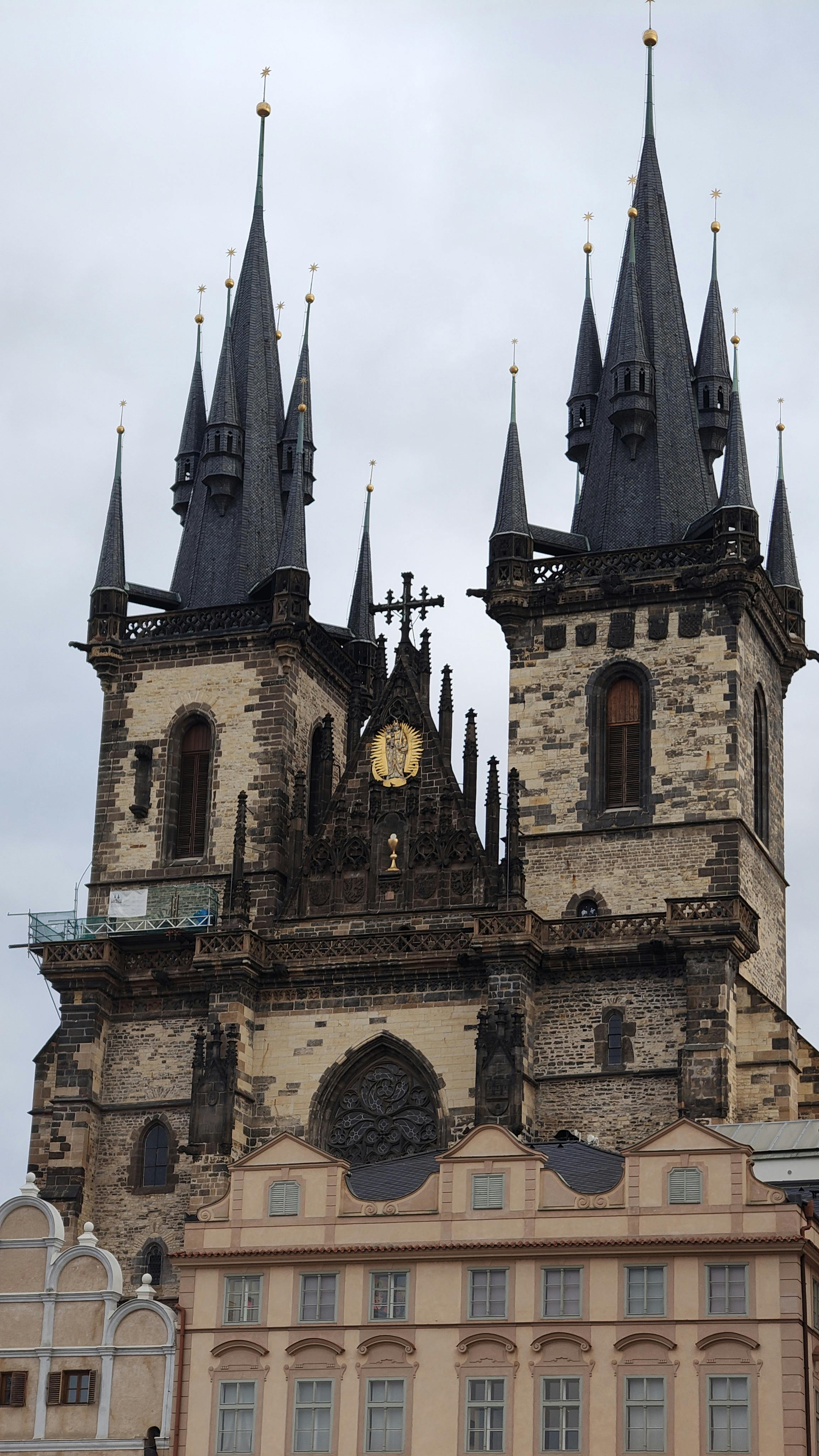 無料 プラハのゴシック建築の傑作、ティーン教会の魅惑的な画像。 写真素材