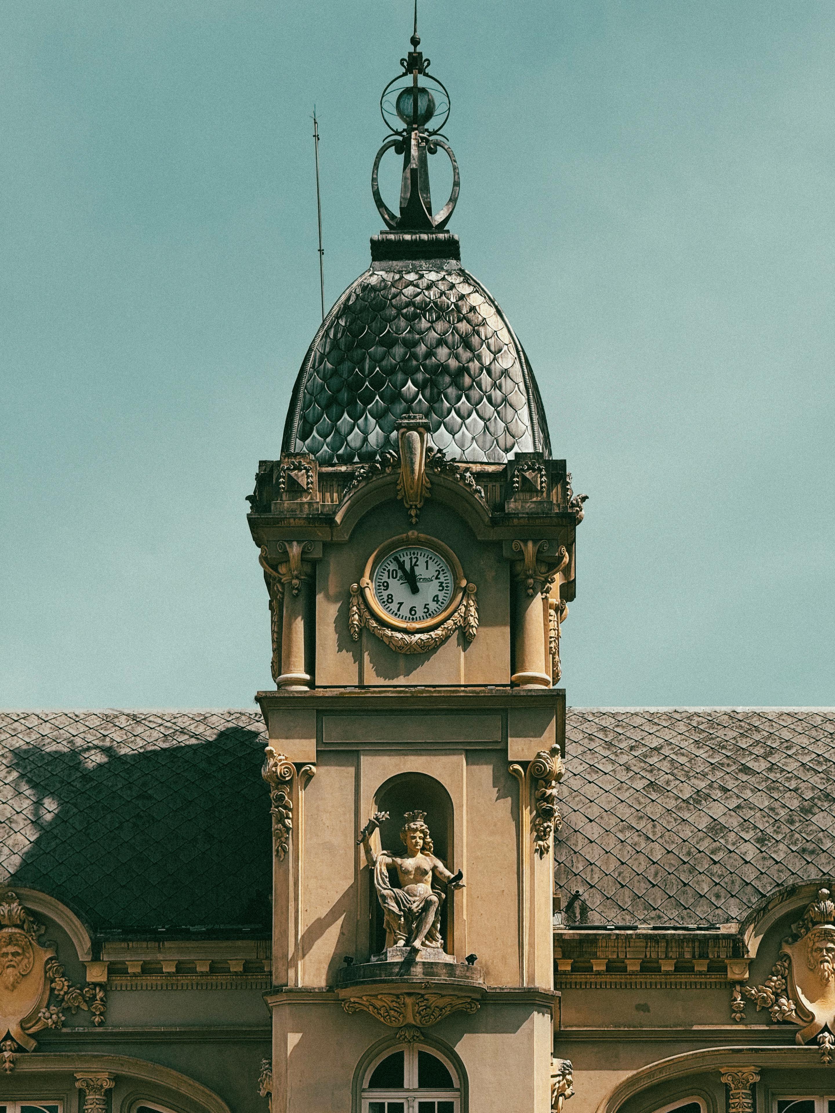 бесплатная Элегантная часовая башня со сложными архитектурными деталями в Куритибе, Бразилия. Стоковое фото