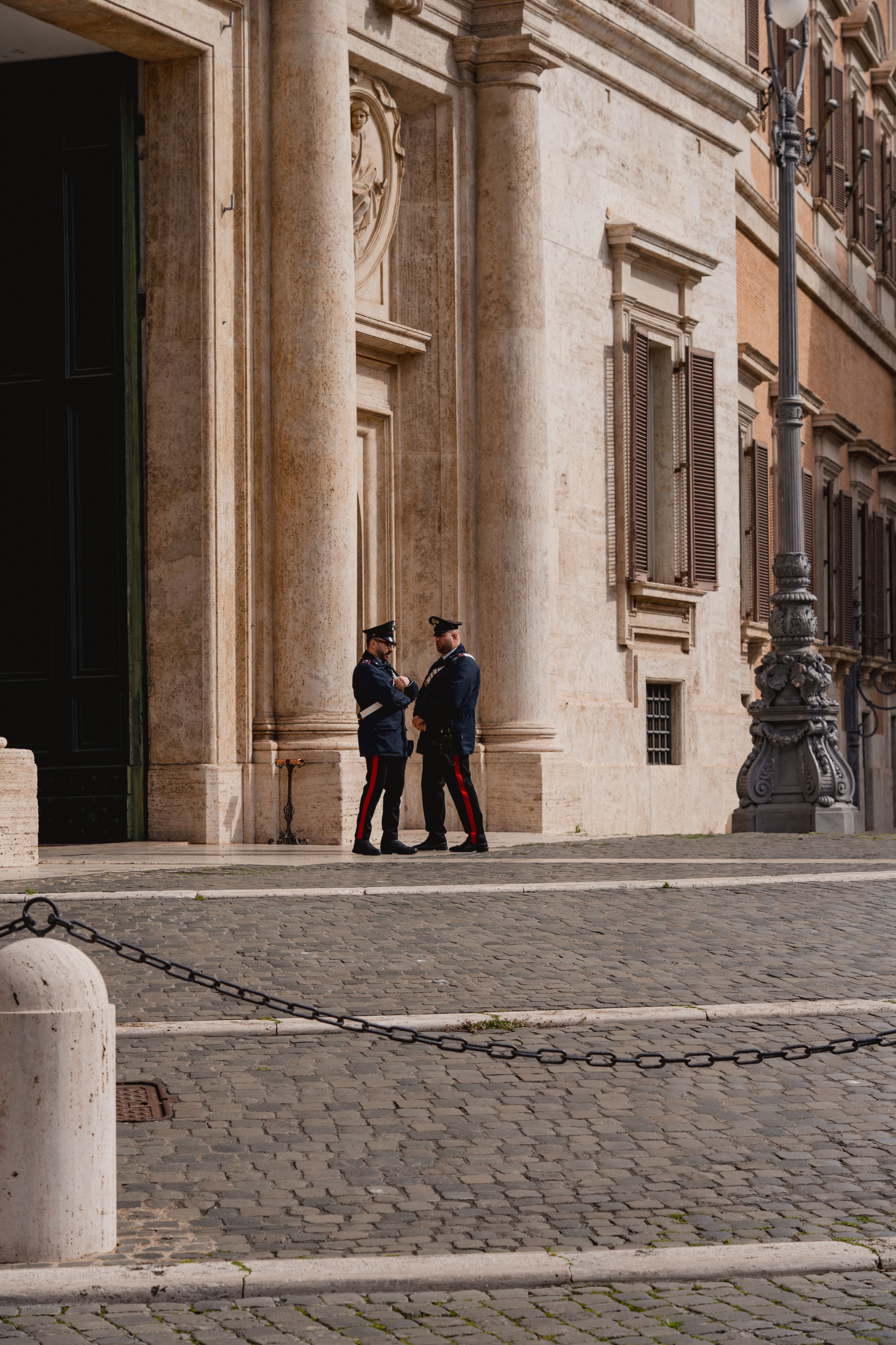 Twee bewakers staan ​​overdag voor een historisch gebouw in Rome, Italië.