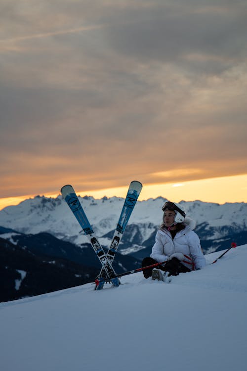 Uomo In Giacca Bianca E Pantaloni Neri Equitazione Snowboard Sulla Montagna Coperta Di Neve