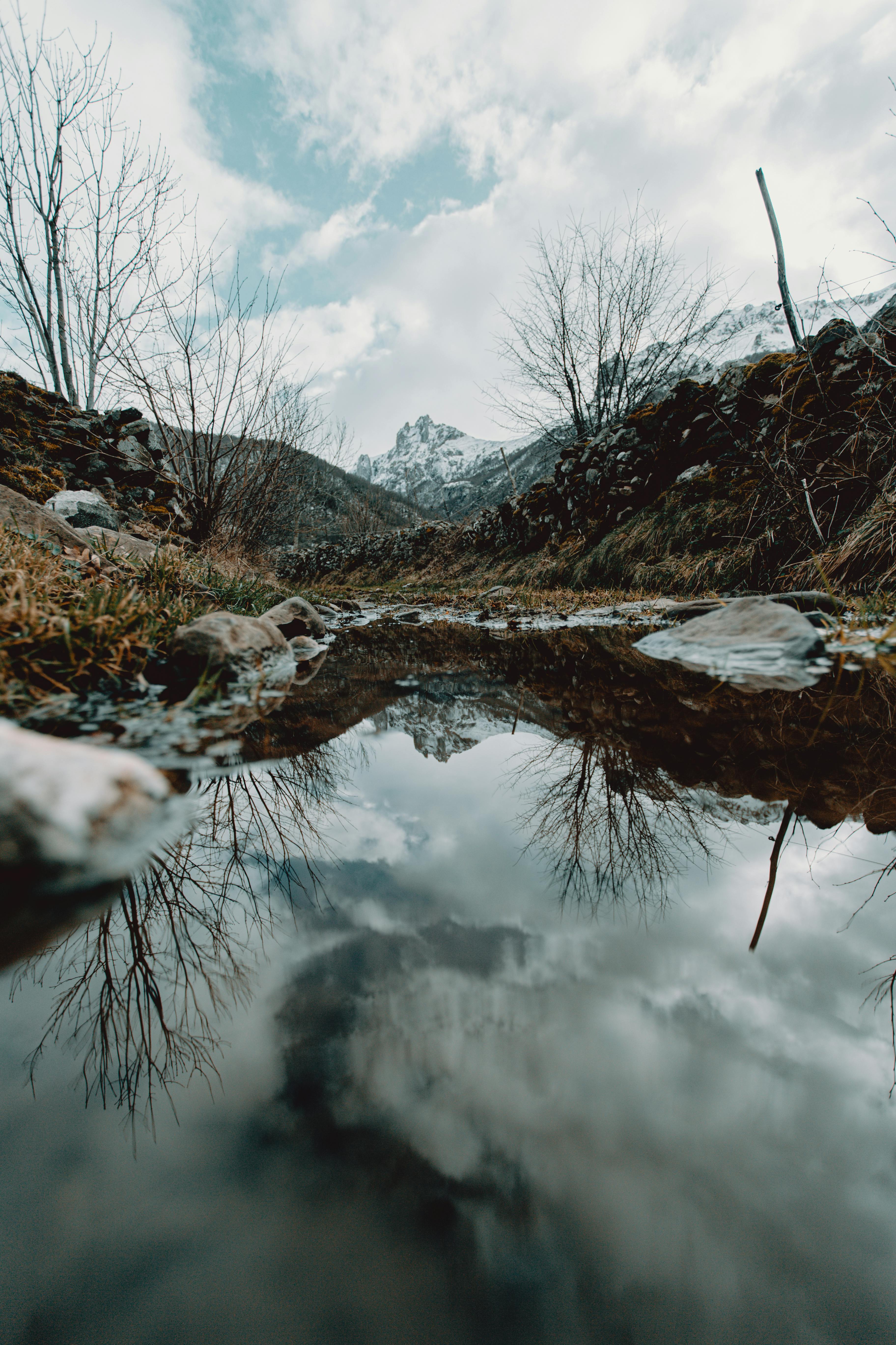 宁静的冬季山景与反射池映照着白雪皑皑的山峰