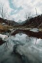 宁静的冬季山景与反射池映照着白雪皑皑的山峰