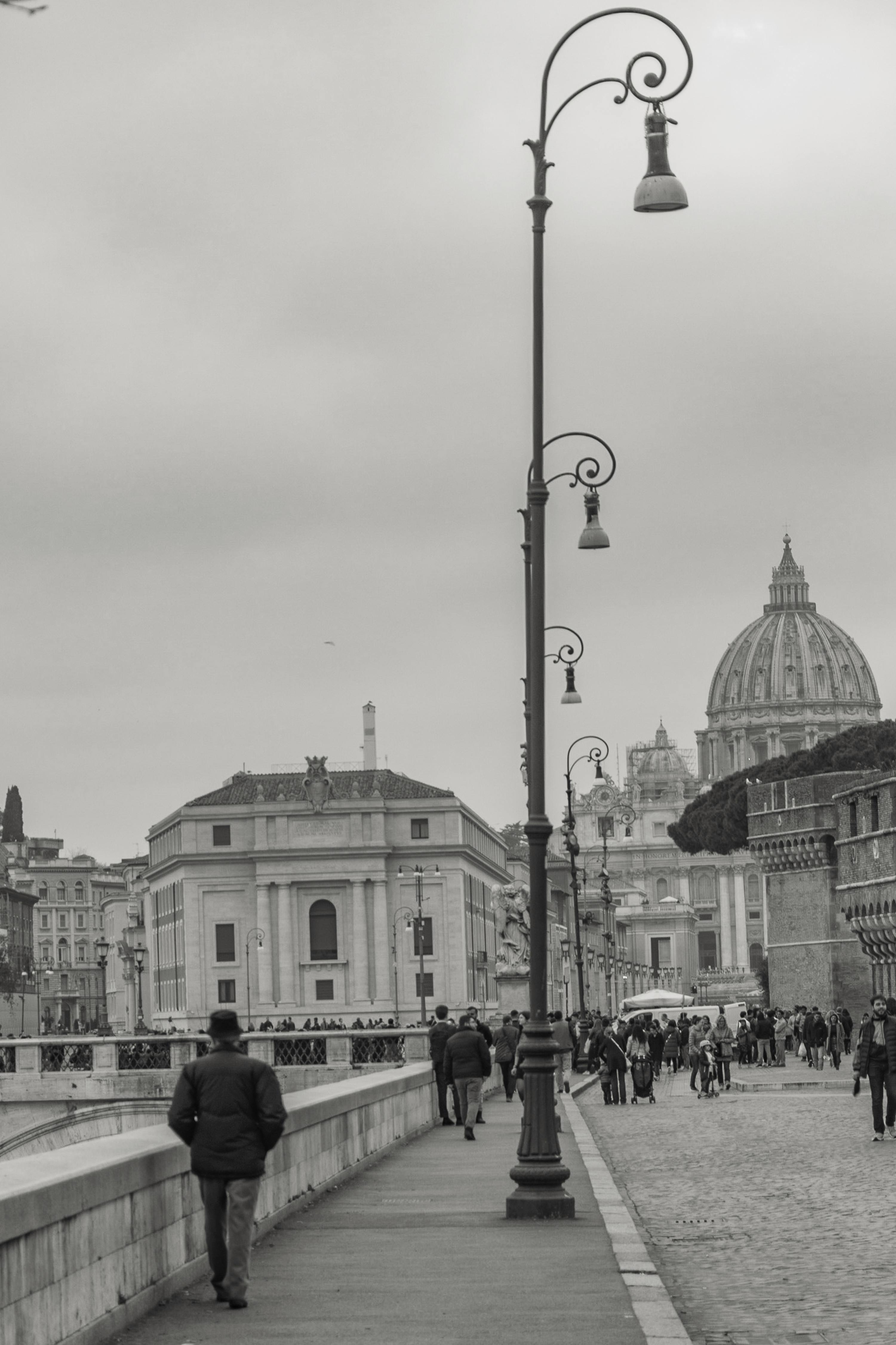 Ücretsiz Roma'nın siyah beyaz fotoğrafı, Aziz Petrus Bazilikası'nı da içine alarak mimari güzelliği ve sokak hayatını bir araya getiriyor. Stok Fotoğraflar