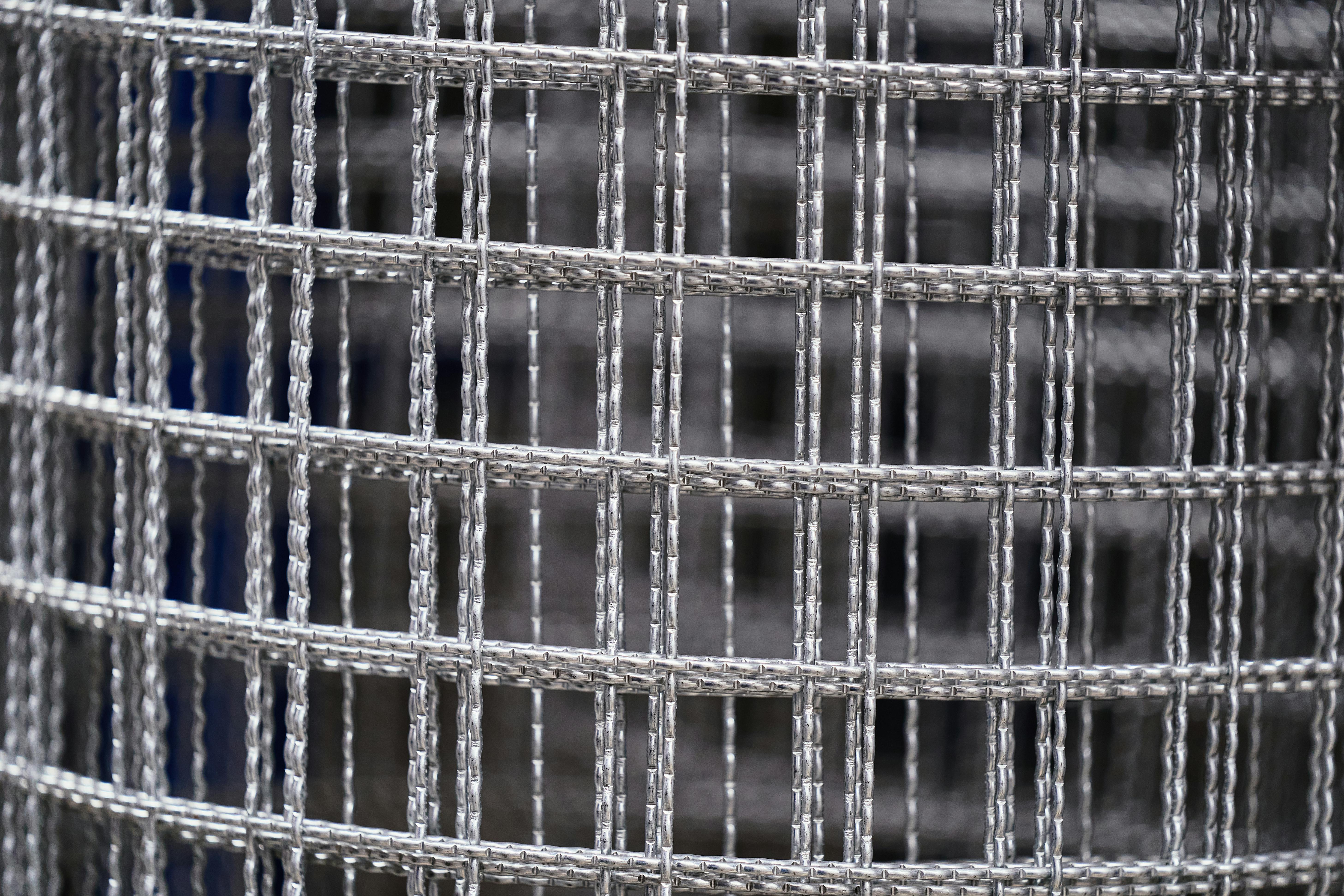 De franc Vista detallada d'un rotlle de malla de filferro d'acer ben enrotllat, que mostra l'artesania industrial. Foto d'estoc