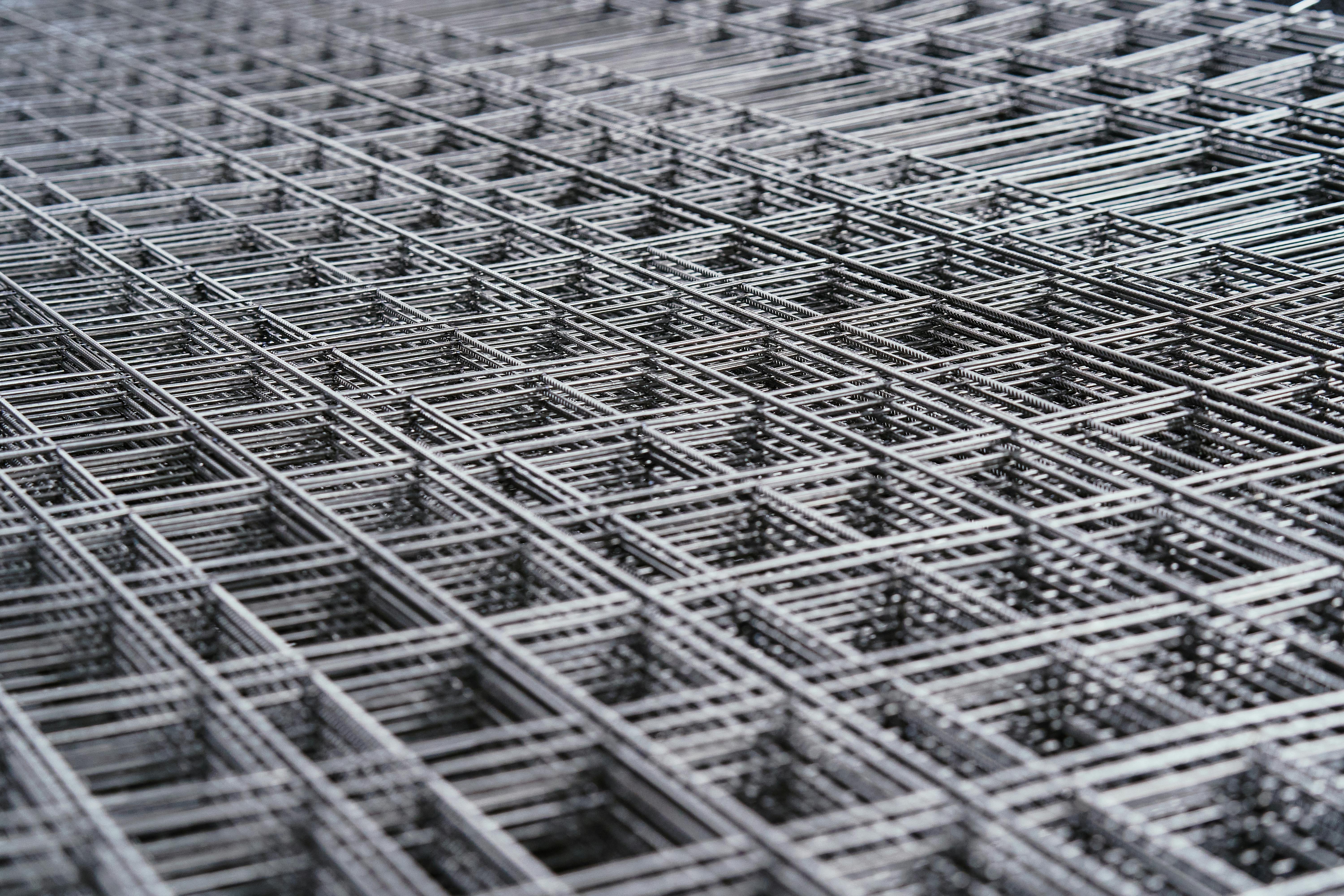 Gratuit Prim-plan al unei grile complexe din plasă de sârmă de oțel, care prezintă modele geometrice și design industrial. Fotografie de stoc