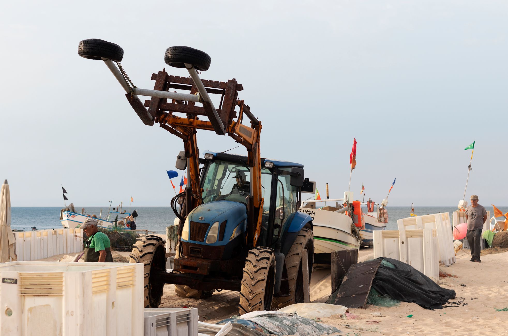 Man overleden na aanrijding door tractor op strand Vlissingen