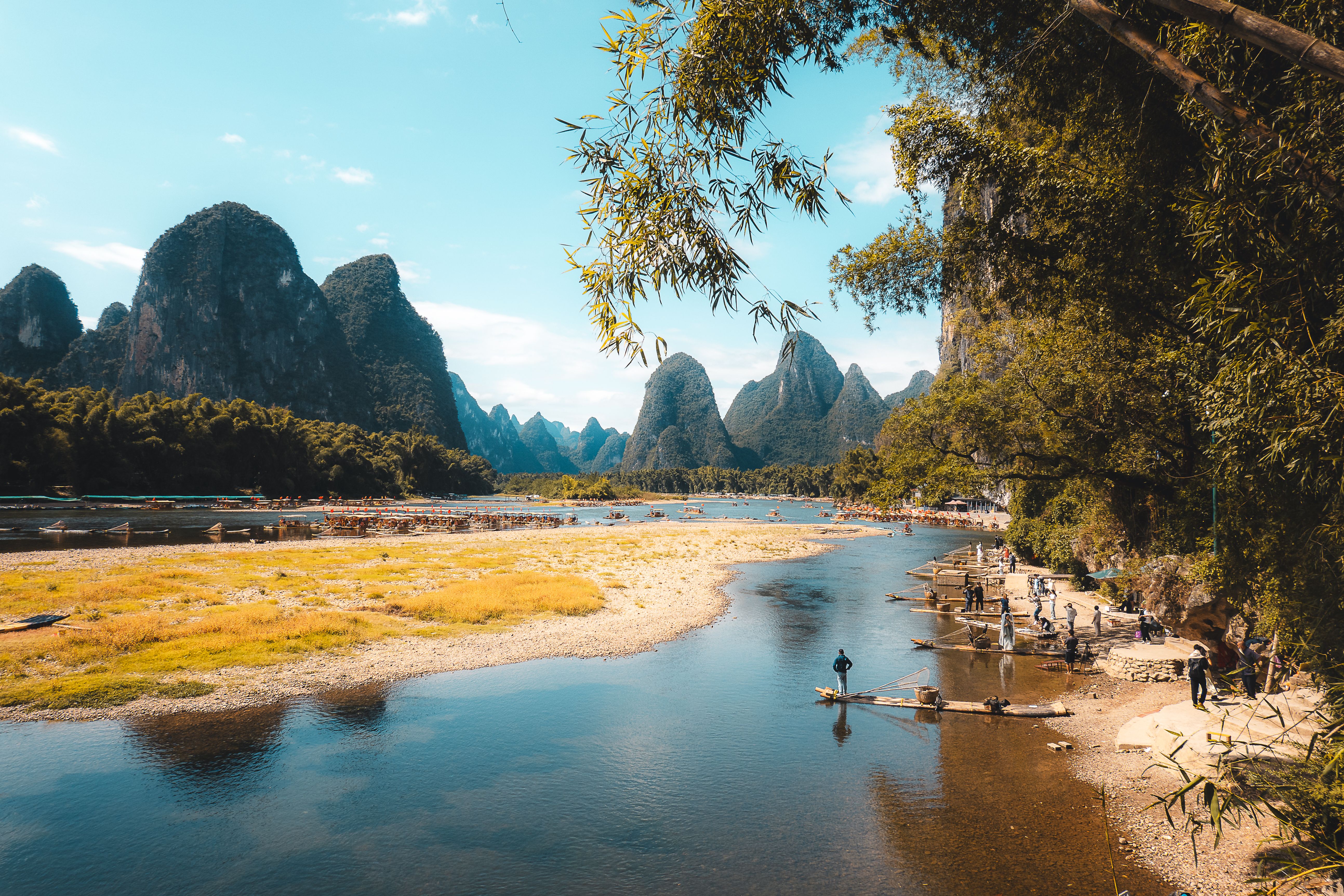Guilin Li River bamboo raft Yangshuo landscape — Photo by Willian Justen de Vasconcellos