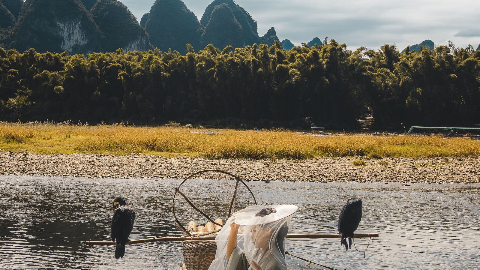 Rakit bambu tradisional di kawasan Guilin sebagai gambaran pengalaman wisata Guilin Yangshuo Sungai Li dan Sungai Yulong