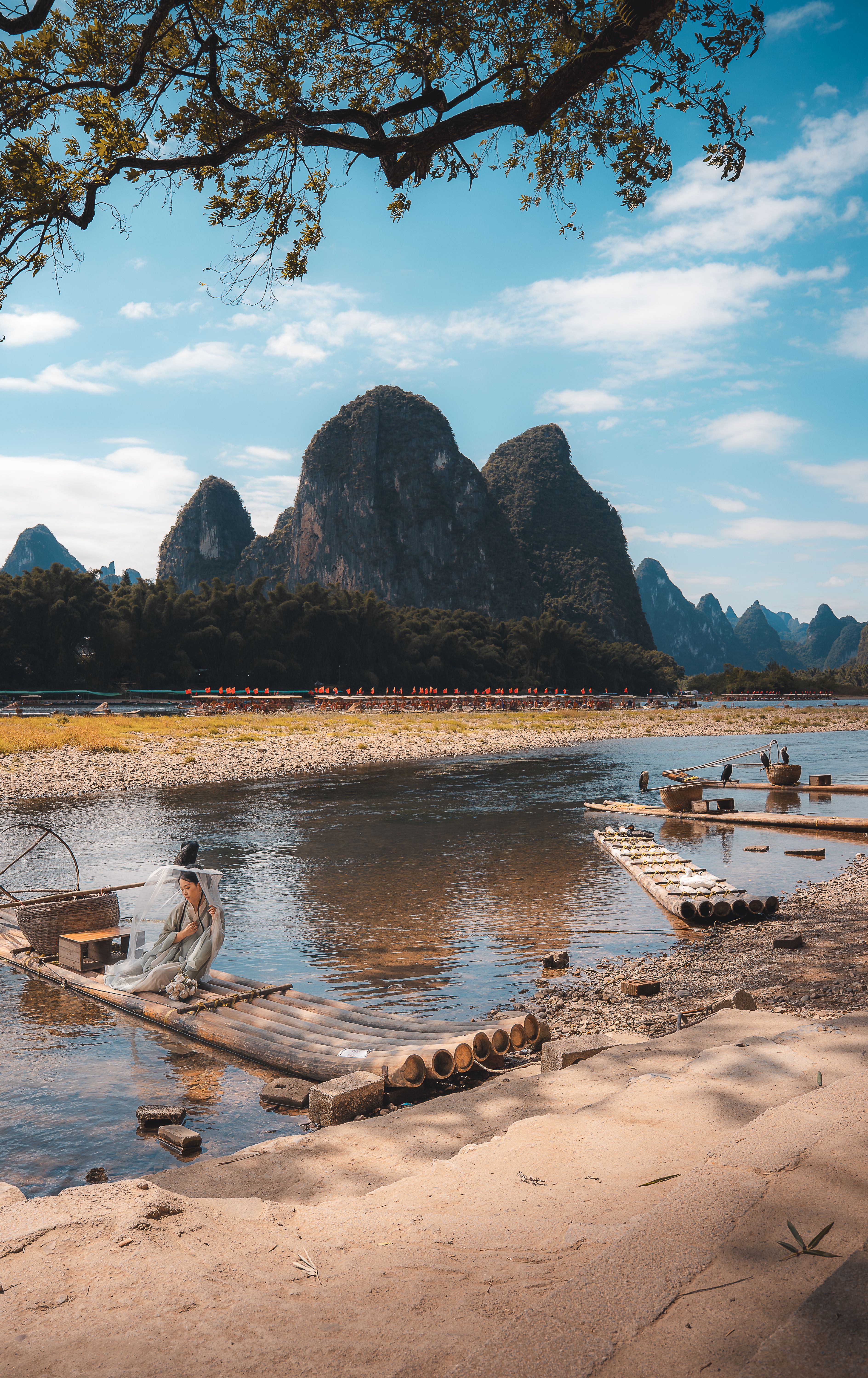 Vista Panorámica Del Río Li Y Las Montañas Kársticas De Guilin · Foto ...