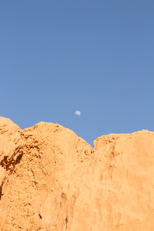 Формирование коричневой скалы под голубым небом