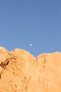 干旱的砂岩地层，白天晴空万里，月朗星稀，非常适合旅行或地质考察