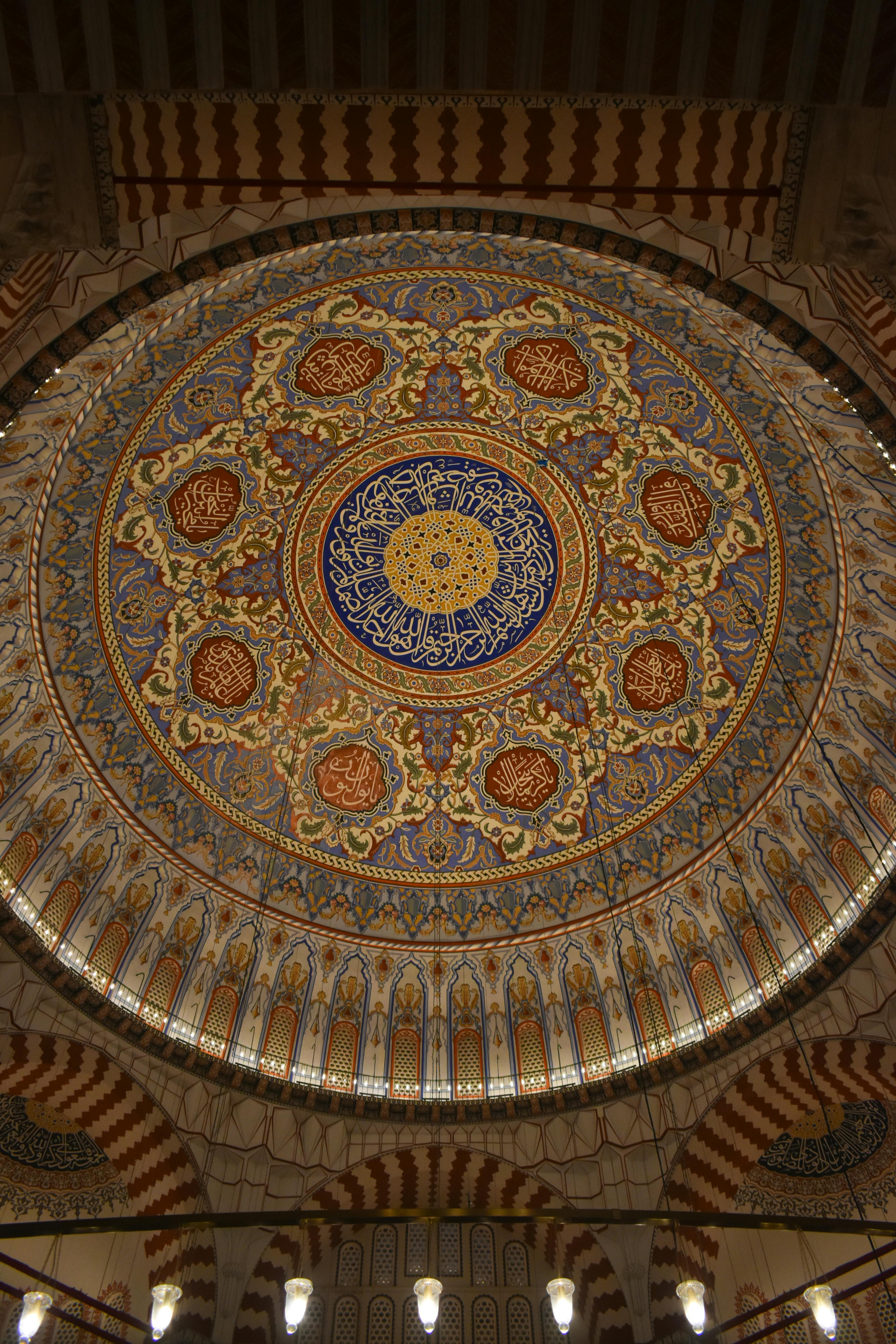 無料 トゥルキエのエディルネにある有名なセリミエ・モスクの見事な複雑なドーム天井。 写真素材