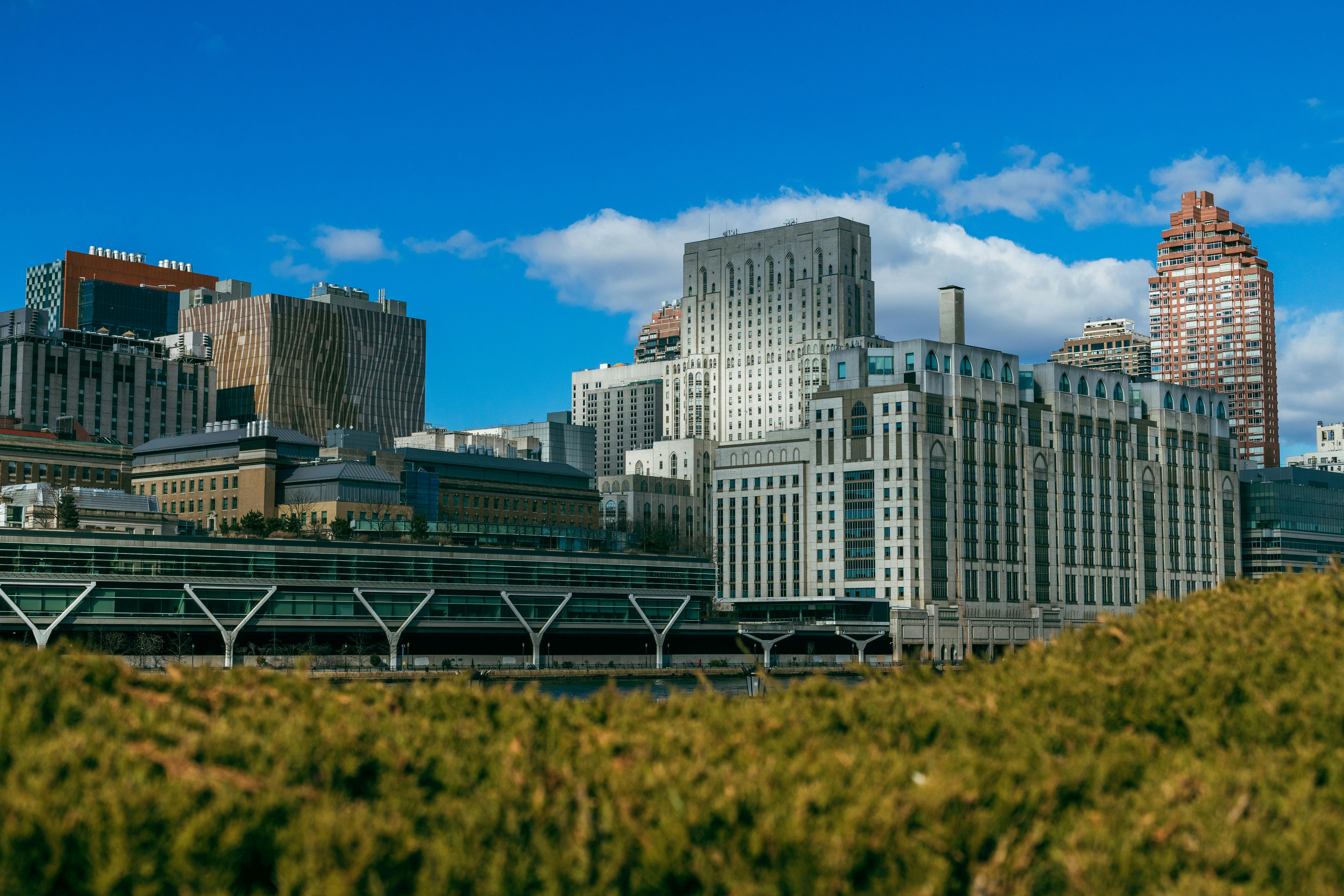 無料 ニューヨーク市マンハッタンの近代建築が並ぶスカイラインの鮮やかな眺め。 写真素材