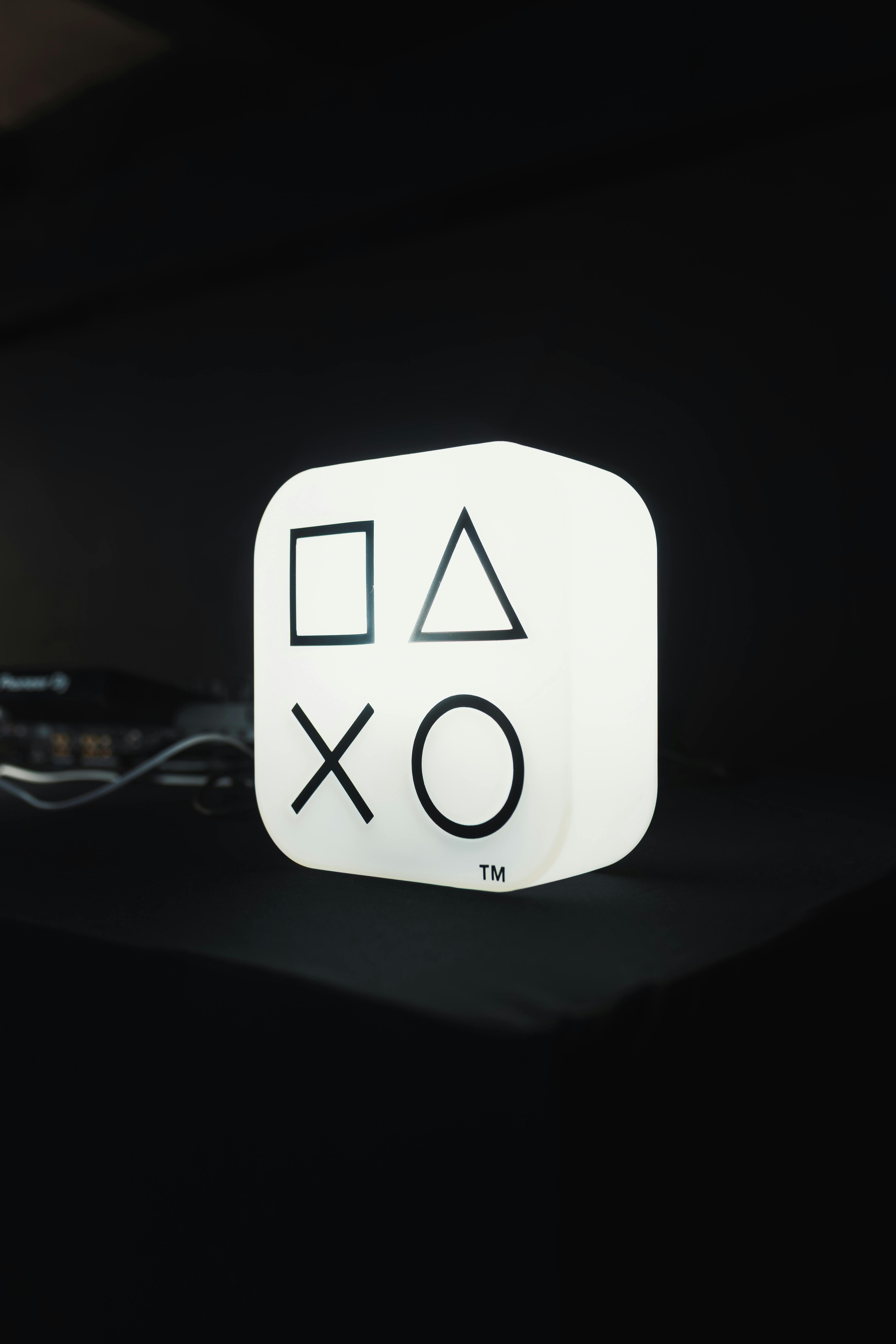 Gratis Lámpara minimalista moderna con símbolos de juego icónicos que brillan en la oscuridad. Foto de stock