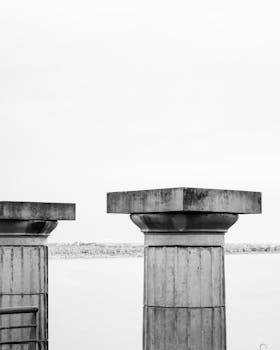 Monochrome view of concrete columns by the Paraná River in Rosario, Argentina.