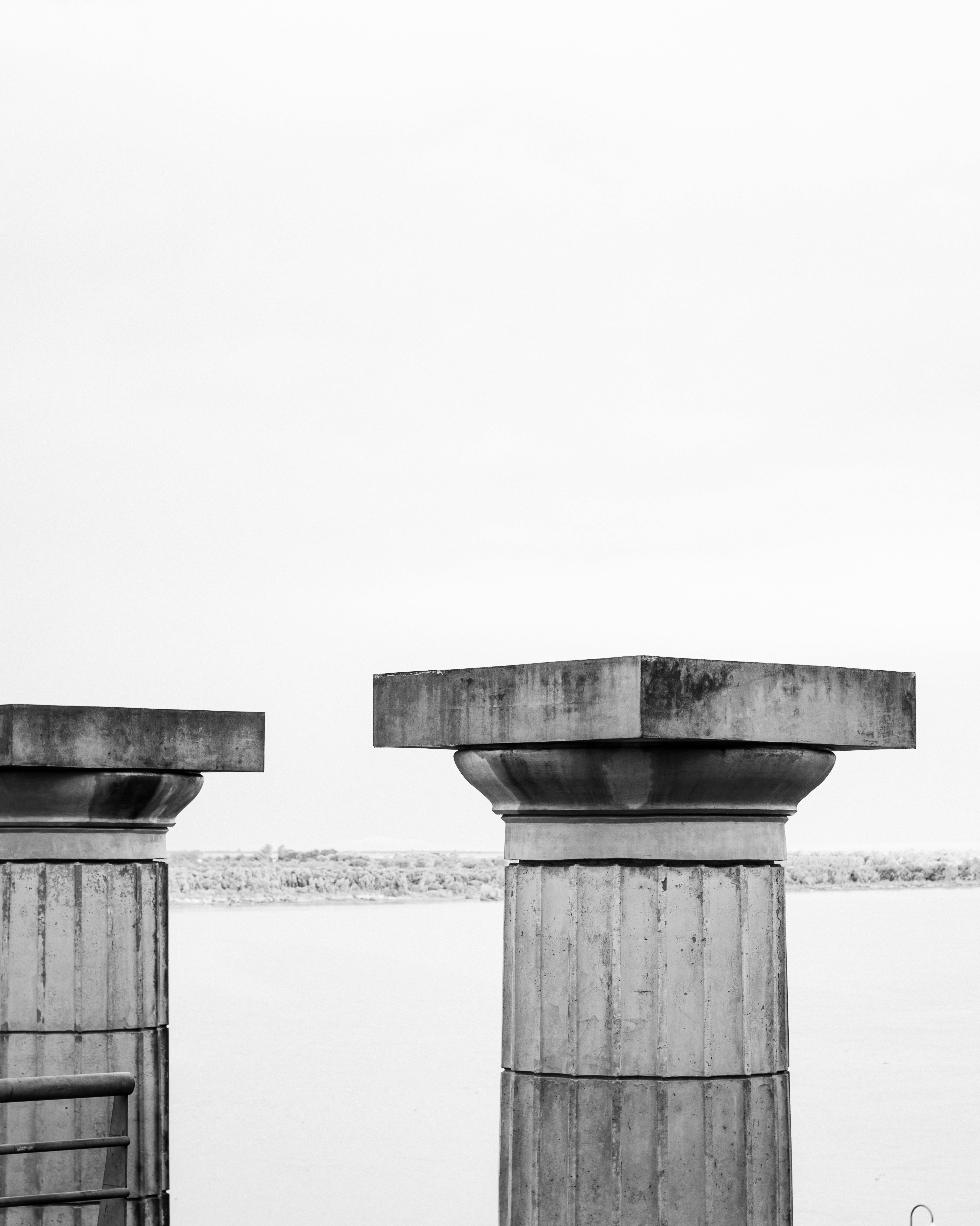 Gratuit Vue monochrome de colonnes en béton au bord du fleuve Paraná à Rosario, en Argentine. Photos