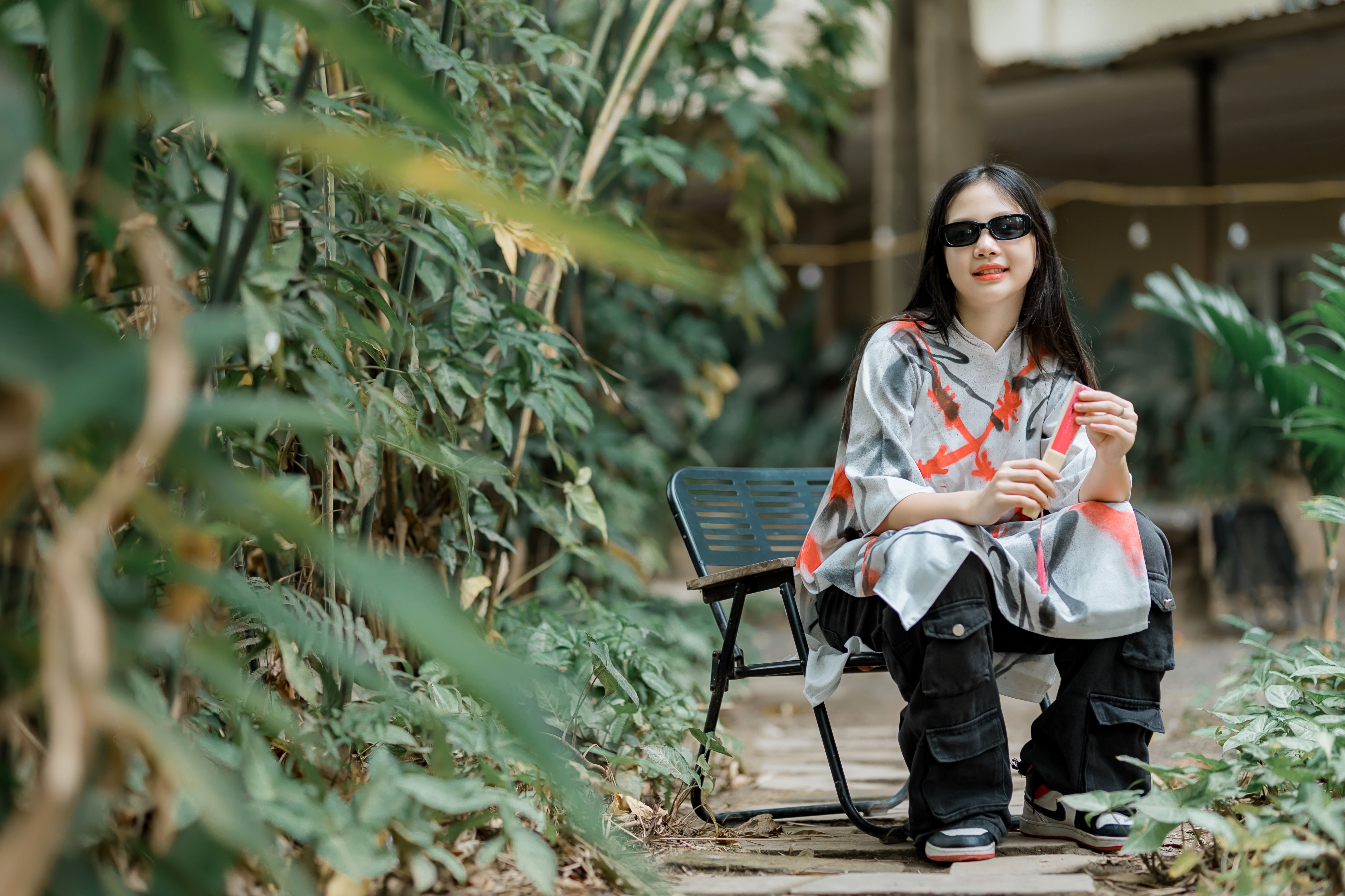 Jeune femme en tenue oversize streetwear avec cargo pants dans un cadre outdoor