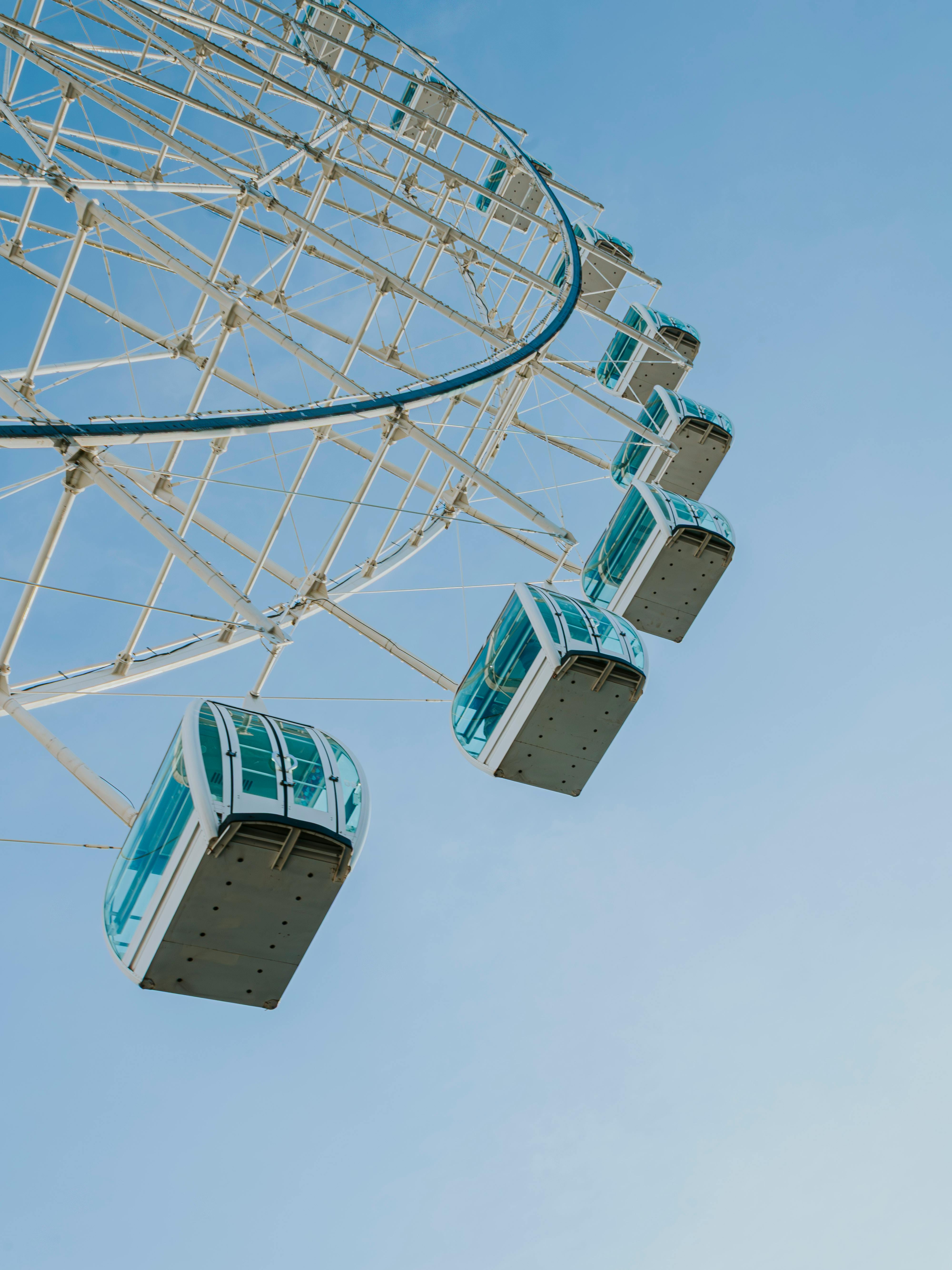 Gratuit Une grande roue colorée au Brésil se détachant sur un ciel bleu azur, symbolisant les loisirs et le divertissement. Photos