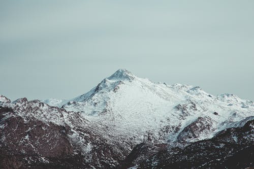 Schneebedeckter Berg